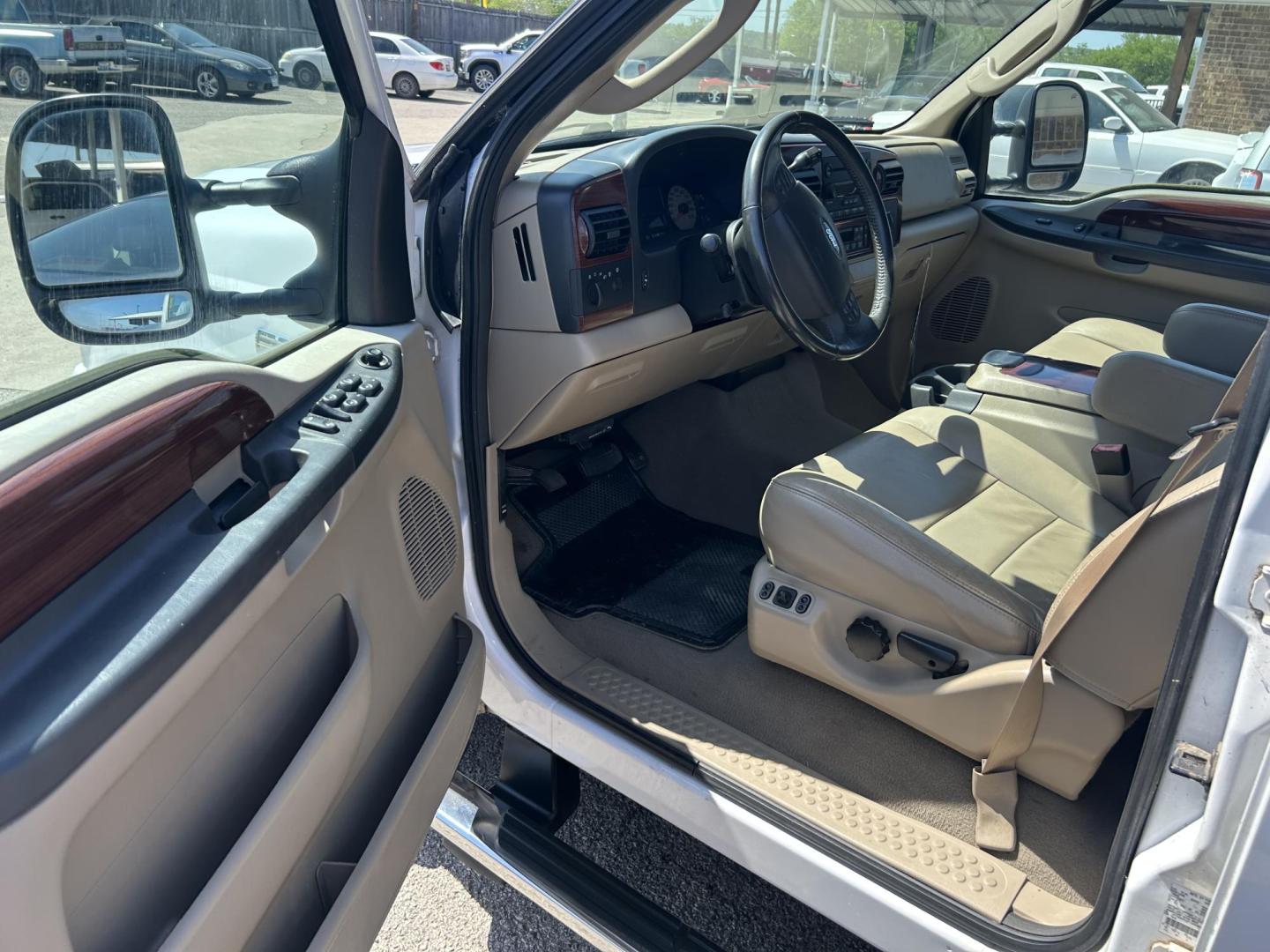 2006 White Ford F-350 SD Lariat Crew Cab 2WD DRW (1FTWW32PX6E) with an 6.0L V8 OHV 32V TURBO DIESEL engine, located at 1687 Business 35 S, New Braunfels, TX, 78130, (830) 625-7159, 29.655487, -98.051491 - Photo#6