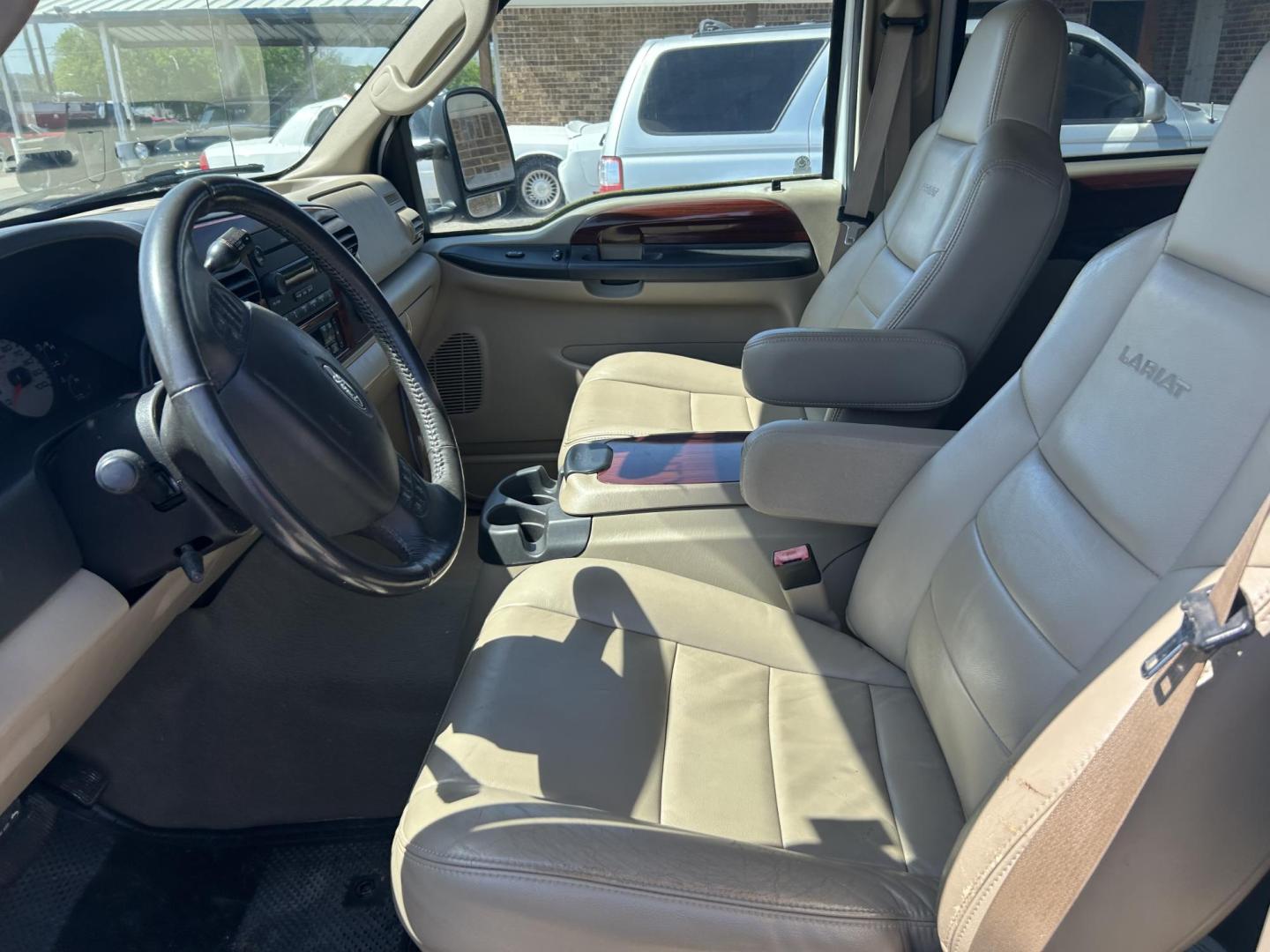 2006 White Ford F-350 SD Lariat Crew Cab 2WD DRW (1FTWW32PX6E) with an 6.0L V8 OHV 32V TURBO DIESEL engine, located at 1687 Business 35 S, New Braunfels, TX, 78130, (830) 625-7159, 29.655487, -98.051491 - Photo#7