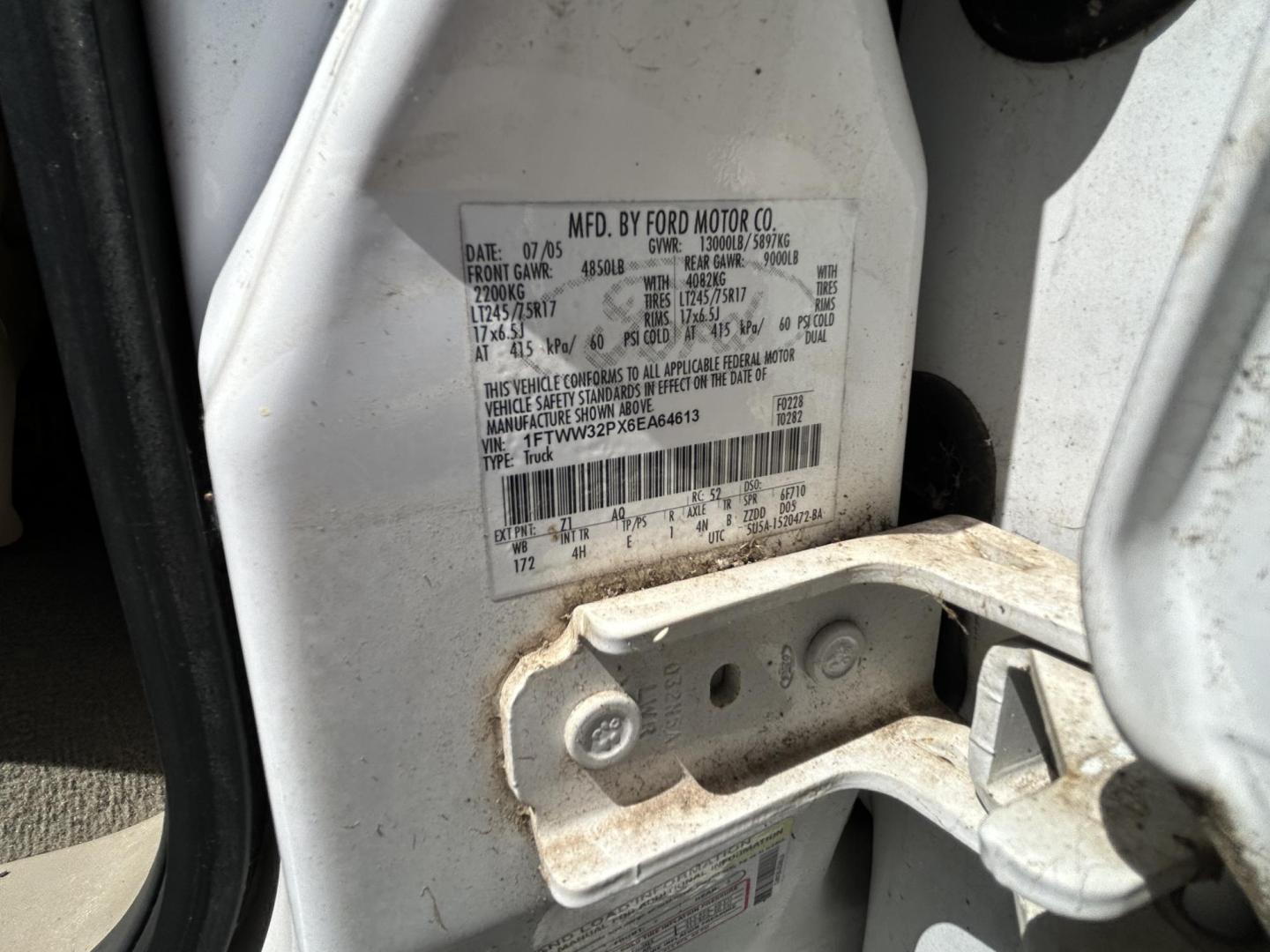 2006 White Ford F-350 SD Lariat Crew Cab 2WD DRW (1FTWW32PX6E) with an 6.0L V8 OHV 32V TURBO DIESEL engine, located at 1687 Business 35 S, New Braunfels, TX, 78130, (830) 625-7159, 29.655487, -98.051491 - Photo#17