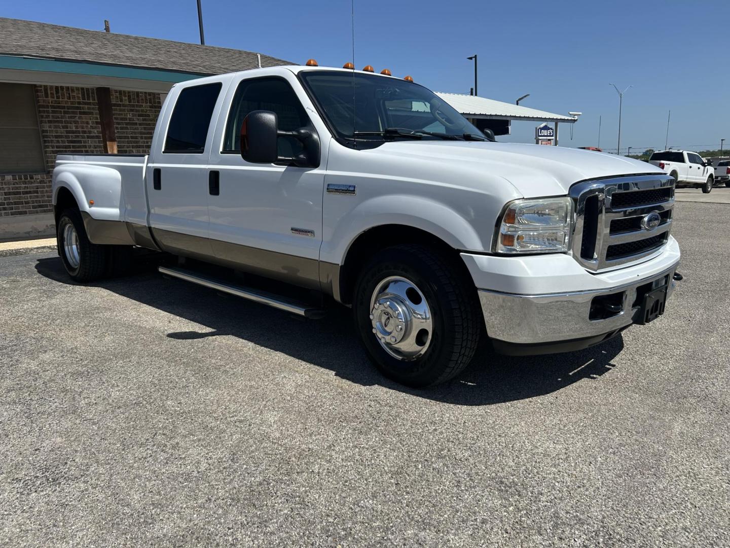2006 White Ford F-350 SD Lariat Crew Cab 2WD DRW (1FTWW32PX6E) with an 6.0L V8 OHV 32V TURBO DIESEL engine, located at 1687 Business 35 S, New Braunfels, TX, 78130, (830) 625-7159, 29.655487, -98.051491 - Photo#3