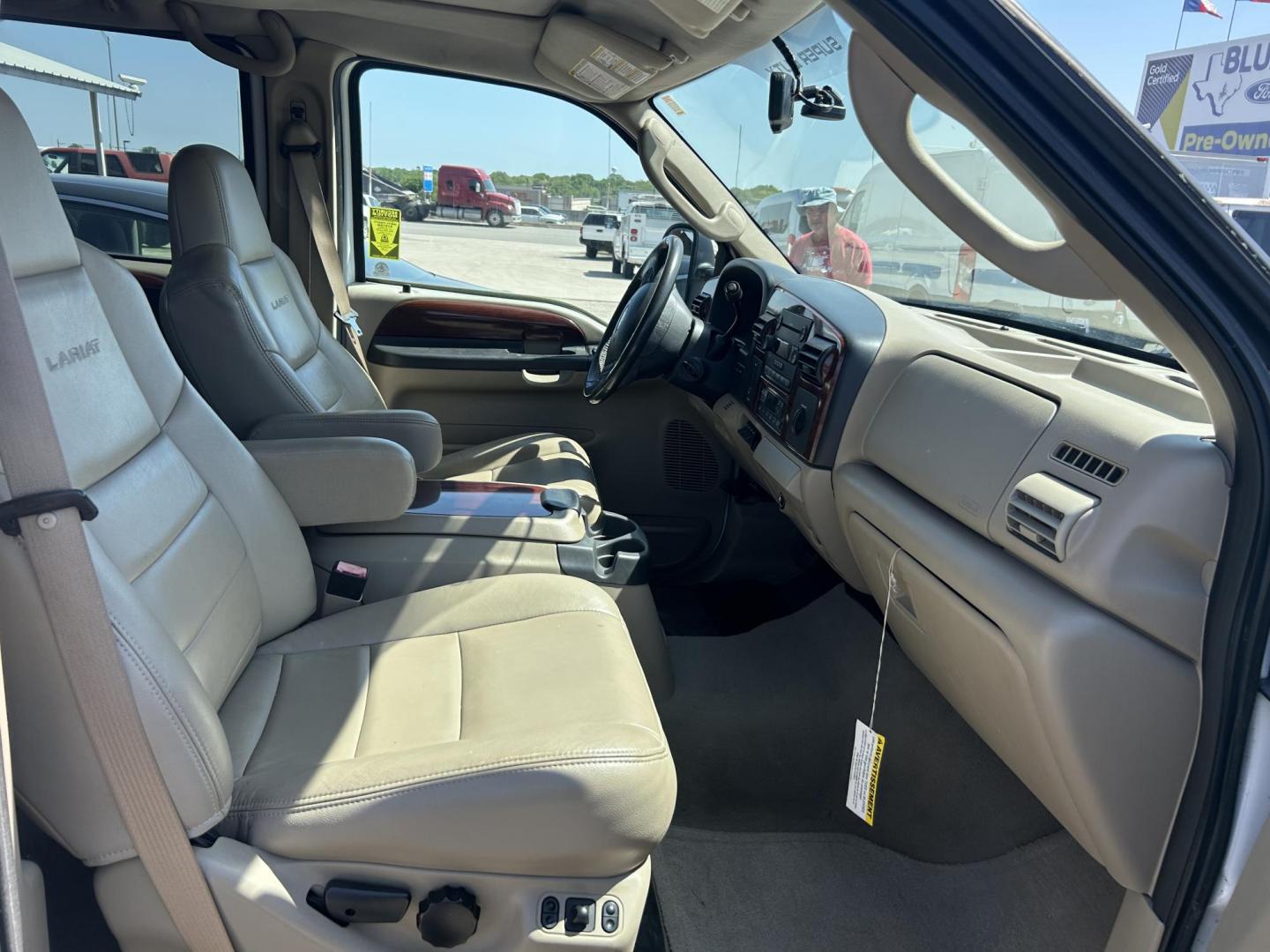 2006 White Ford F-350 SD Lariat Crew Cab 2WD DRW (1FTWW32PX6E) with an 6.0L V8 OHV 32V TURBO DIESEL engine, located at 1687 Business 35 S, New Braunfels, TX, 78130, (830) 625-7159, 29.655487, -98.051491 - Photo#8