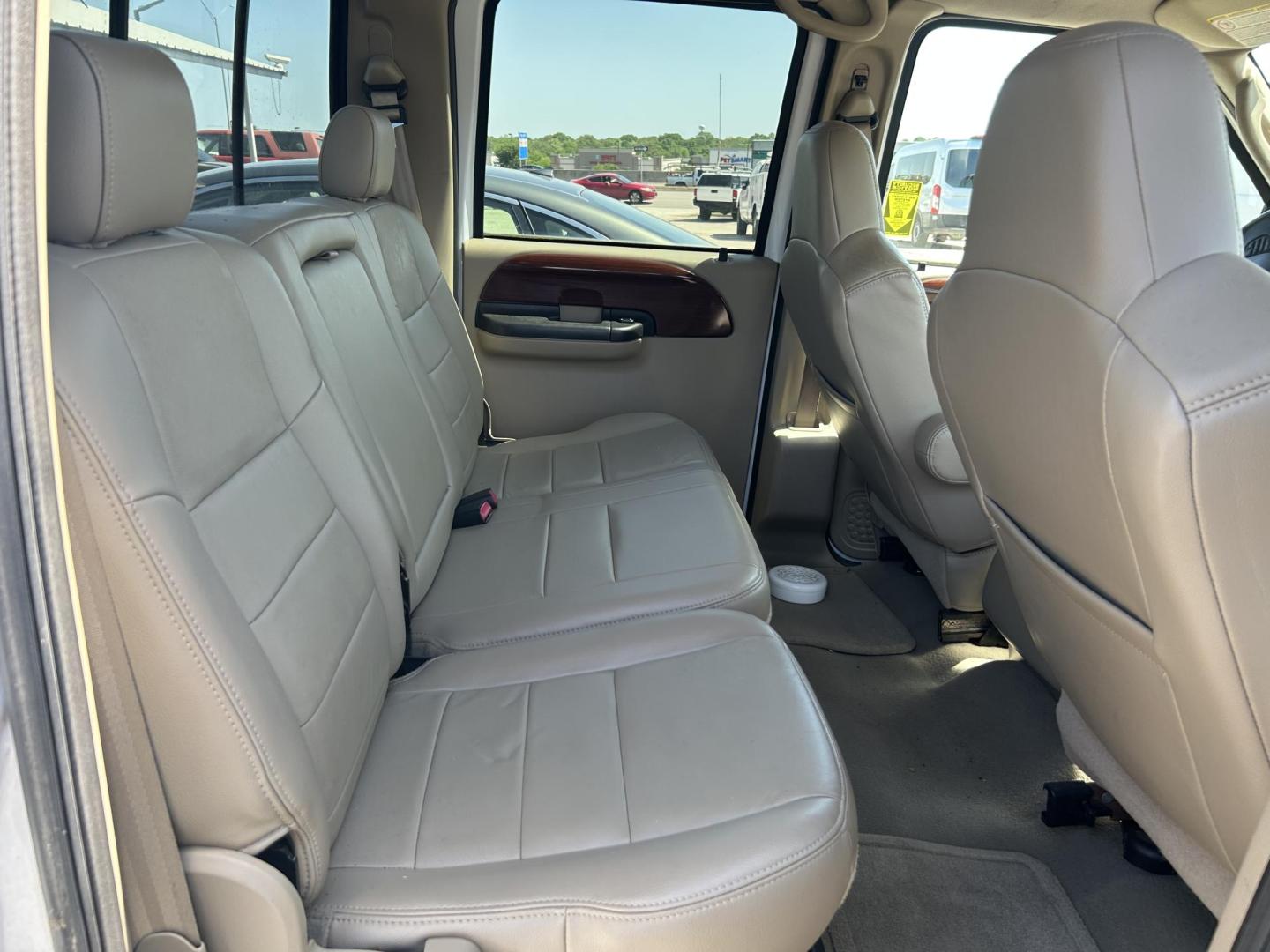 2006 White Ford F-350 SD Lariat Crew Cab 2WD DRW (1FTWW32PX6E) with an 6.0L V8 OHV 32V TURBO DIESEL engine, located at 1687 Business 35 S, New Braunfels, TX, 78130, (830) 625-7159, 29.655487, -98.051491 - Photo#9