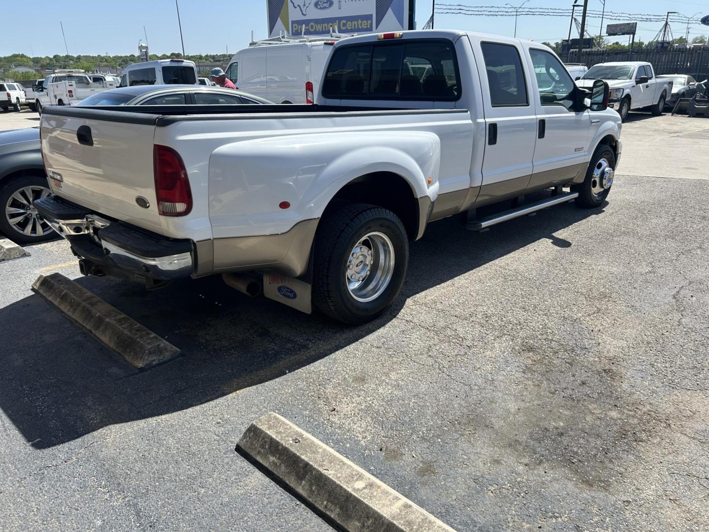 2006 White Ford F-350 SD Lariat Crew Cab 2WD DRW (1FTWW32PX6E) with an 6.0L V8 OHV 32V TURBO DIESEL engine, located at 1687 Business 35 S, New Braunfels, TX, 78130, (830) 625-7159, 29.655487, -98.051491 - Photo#4