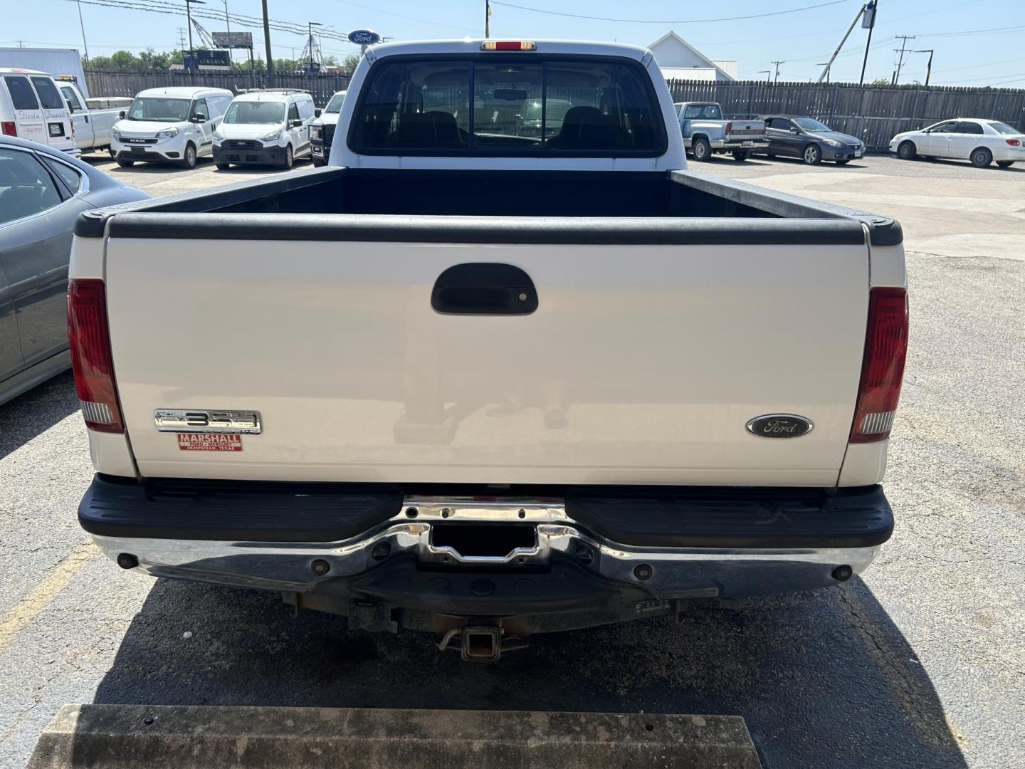 2006 White Ford F-350 SD Lariat Crew Cab 2WD DRW (1FTWW32PX6E) with an 6.0L V8 OHV 32V TURBO DIESEL engine, located at 1687 Business 35 S, New Braunfels, TX, 78130, (830) 625-7159, 29.655487, -98.051491 - Photo#2