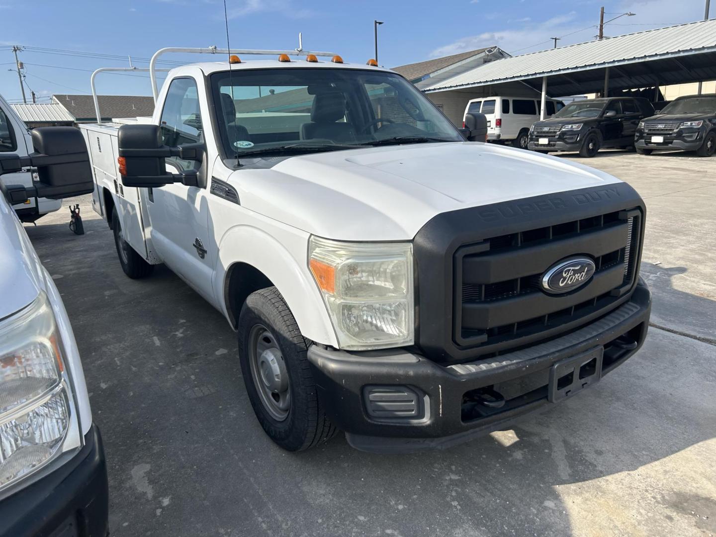 2012 White Ford F-350 SD XLT 2WD (1FDBF3ETXCE) with an 6.7L V8 OHV 16V DIESEL engine, 6A transmission, located at 1687 Business 35 S, New Braunfels, TX, 78130, (830) 625-7159, 29.655487, -98.051491 - Photo#4