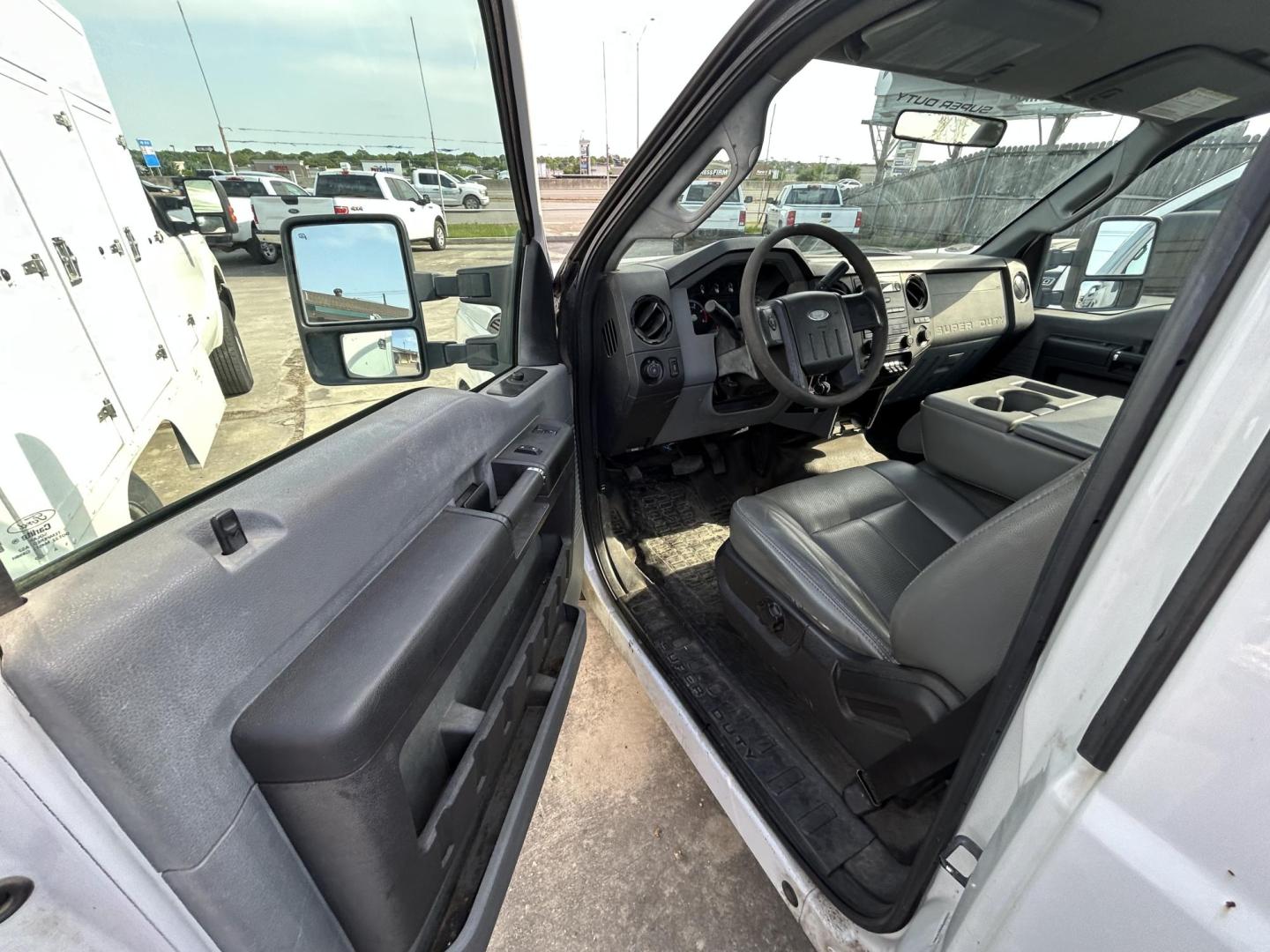 2012 White Ford F-350 SD XLT 2WD (1FDBF3ETXCE) with an 6.7L V8 OHV 16V DIESEL engine, 6A transmission, located at 1687 Business 35 S, New Braunfels, TX, 78130, (830) 625-7159, 29.655487, -98.051491 - Photo#5