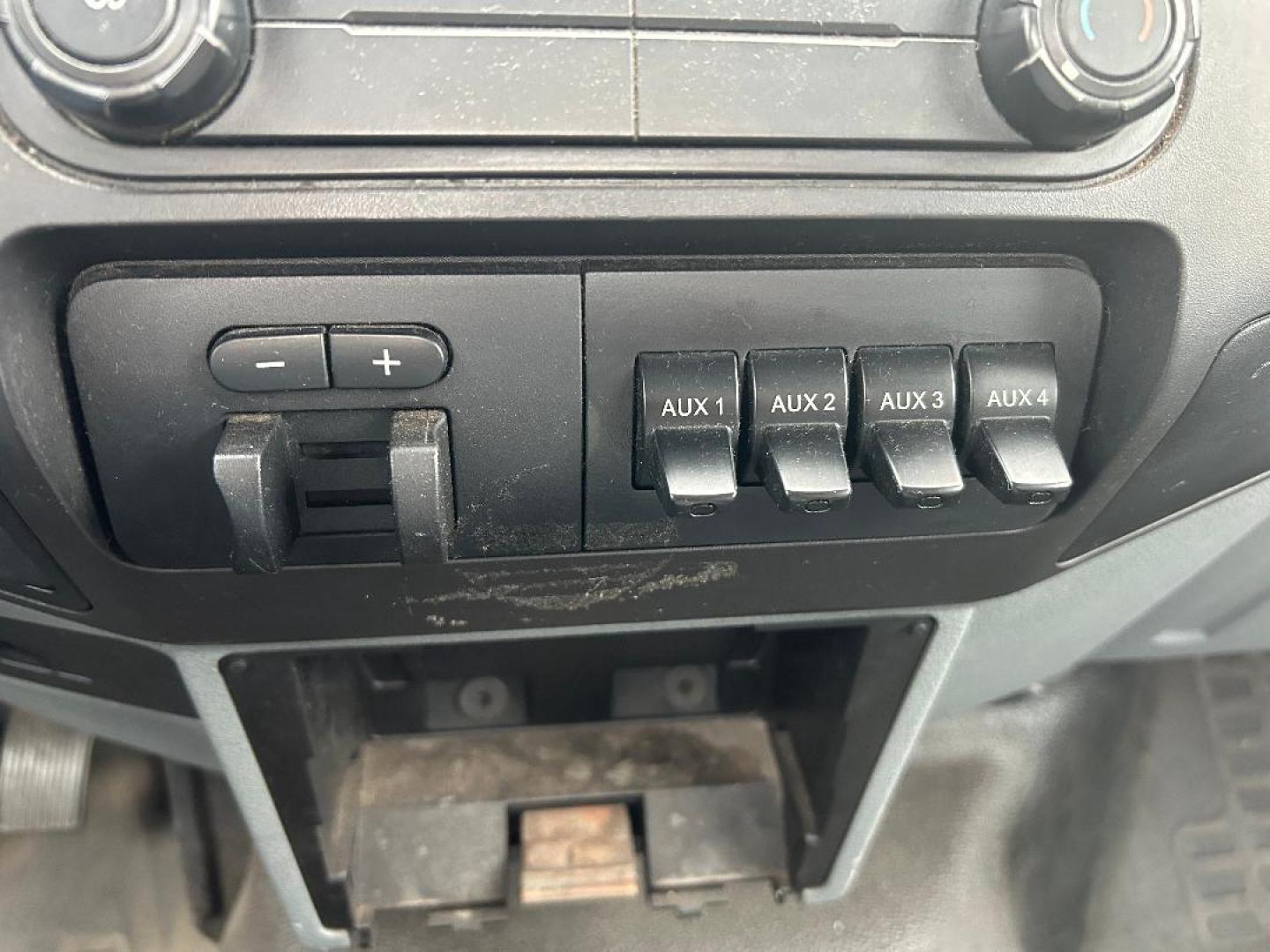 2012 White Ford F-350 SD XLT 2WD (1FDBF3ETXCE) with an 6.7L V8 OHV 16V DIESEL engine, 6A transmission, located at 1687 Business 35 S, New Braunfels, TX, 78130, (830) 625-7159, 29.655487, -98.051491 - Photo#12