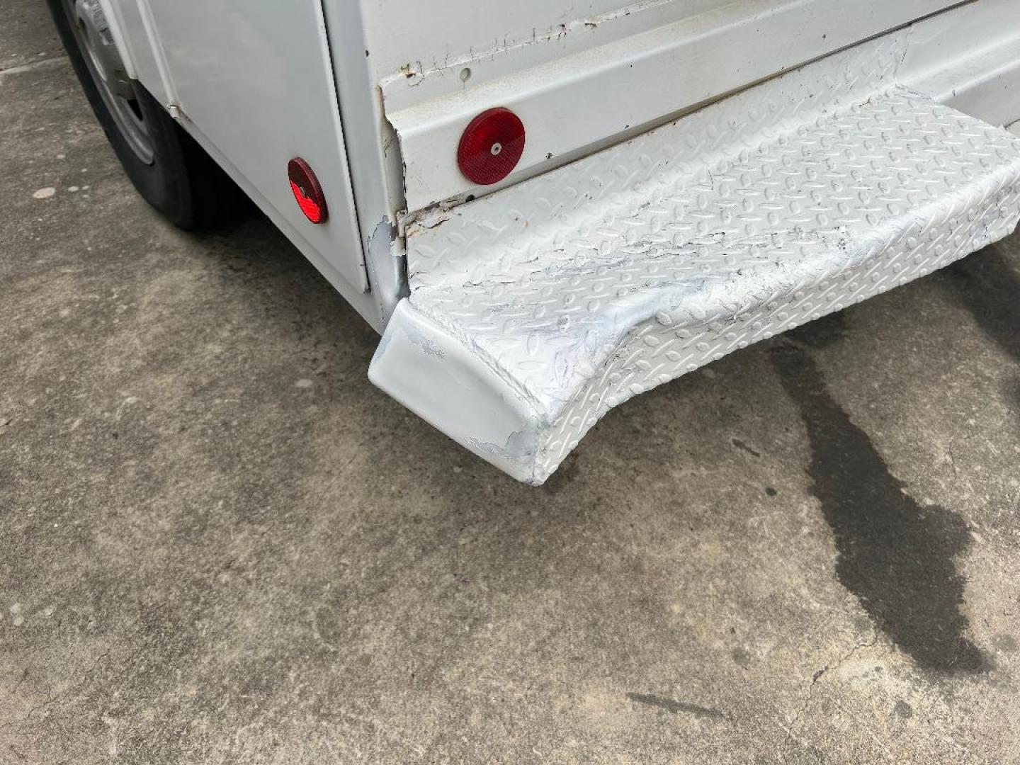2012 White Ford F-350 SD XLT 2WD (1FDBF3ETXCE) with an 6.7L V8 OHV 16V DIESEL engine, 6A transmission, located at 1687 Business 35 S, New Braunfels, TX, 78130, (830) 625-7159, 29.655487, -98.051491 - Photo#17