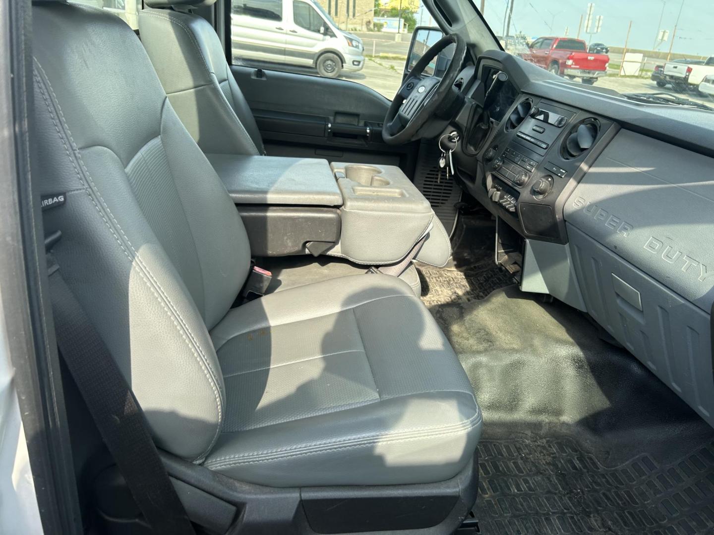 2012 White Ford F-350 SD XLT 2WD (1FDBF3ETXCE) with an 6.7L V8 OHV 16V DIESEL engine, 6A transmission, located at 1687 Business 35 S, New Braunfels, TX, 78130, (830) 625-7159, 29.655487, -98.051491 - Photo#7