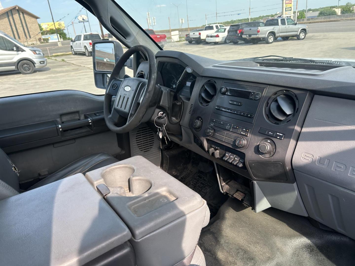 2012 White Ford F-350 SD XLT 2WD (1FDBF3ETXCE) with an 6.7L V8 OHV 16V DIESEL engine, 6A transmission, located at 1687 Business 35 S, New Braunfels, TX, 78130, (830) 625-7159, 29.655487, -98.051491 - Photo#8