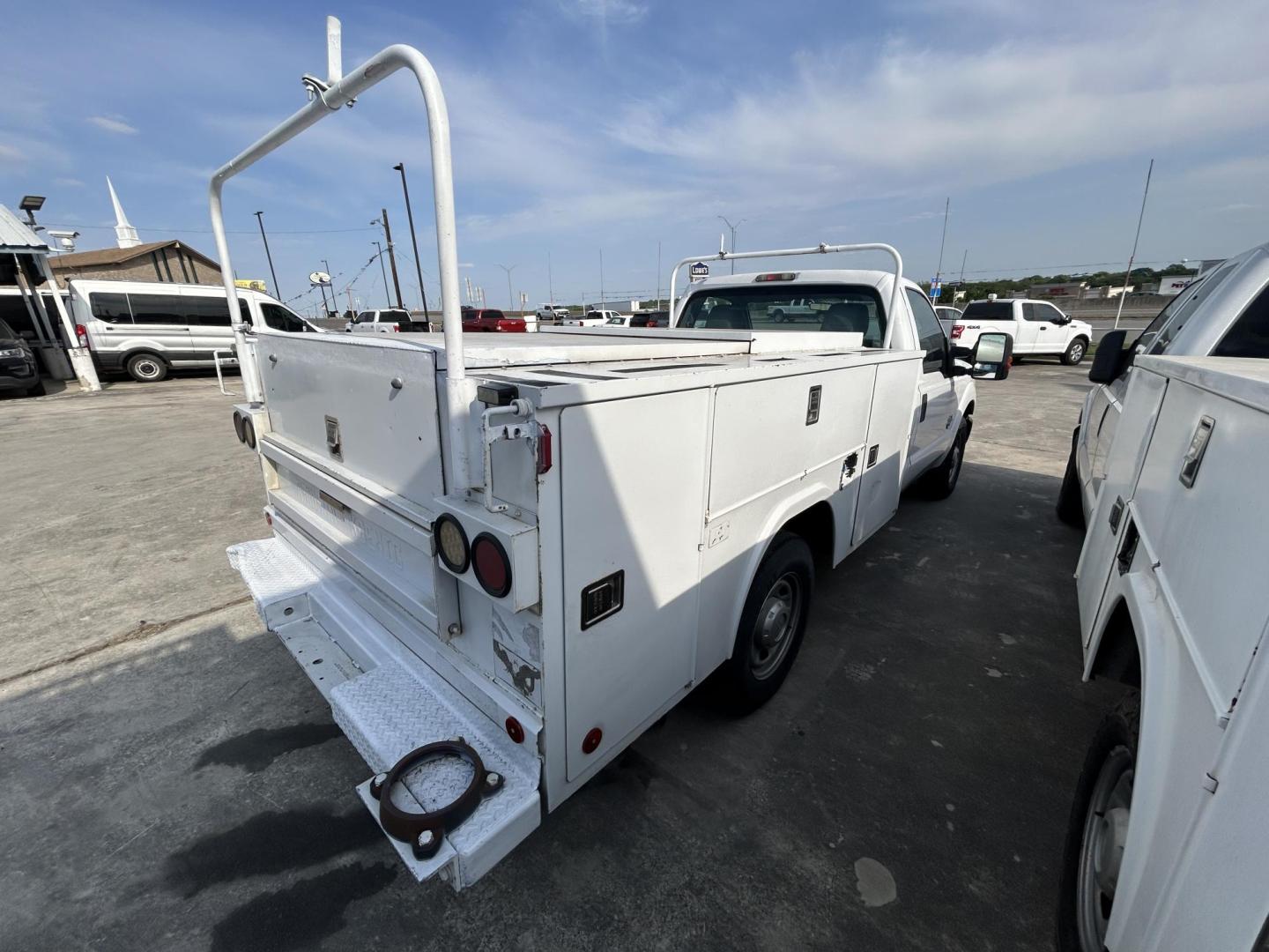 2012 White Ford F-350 SD XLT 2WD (1FDBF3ETXCE) with an 6.7L V8 OHV 16V DIESEL engine, 6A transmission, located at 1687 Business 35 S, New Braunfels, TX, 78130, (830) 625-7159, 29.655487, -98.051491 - Photo#3