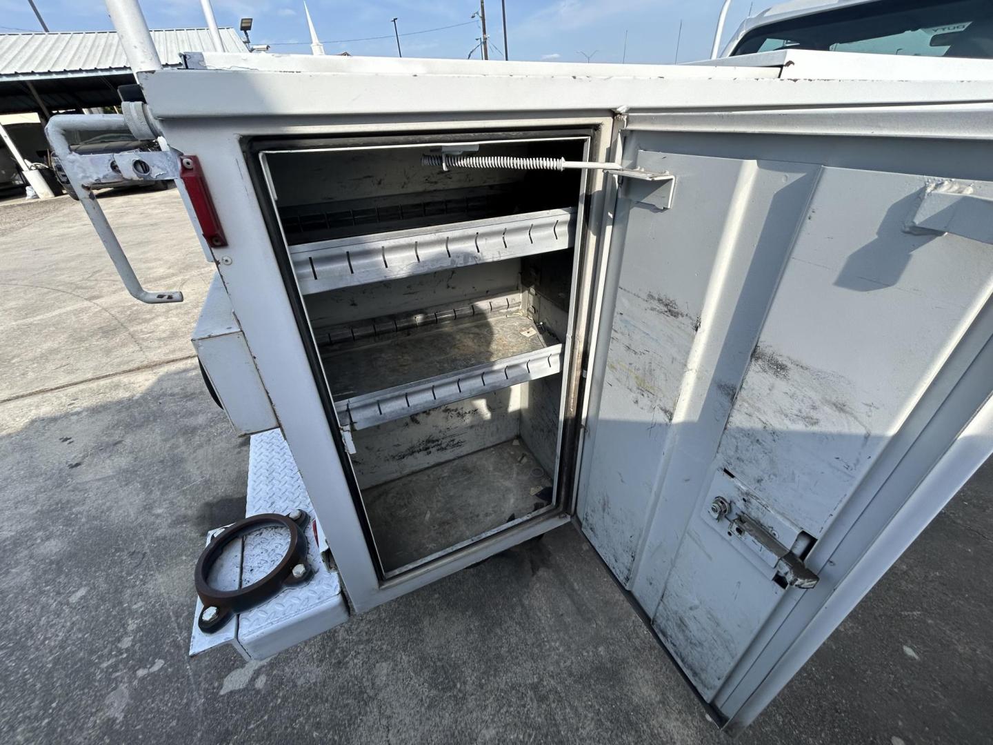 2012 White Ford F-350 SD XLT 2WD (1FDBF3ETXCE) with an 6.7L V8 OHV 16V DIESEL engine, 6A transmission, located at 1687 Business 35 S, New Braunfels, TX, 78130, (830) 625-7159, 29.655487, -98.051491 - Photo#9