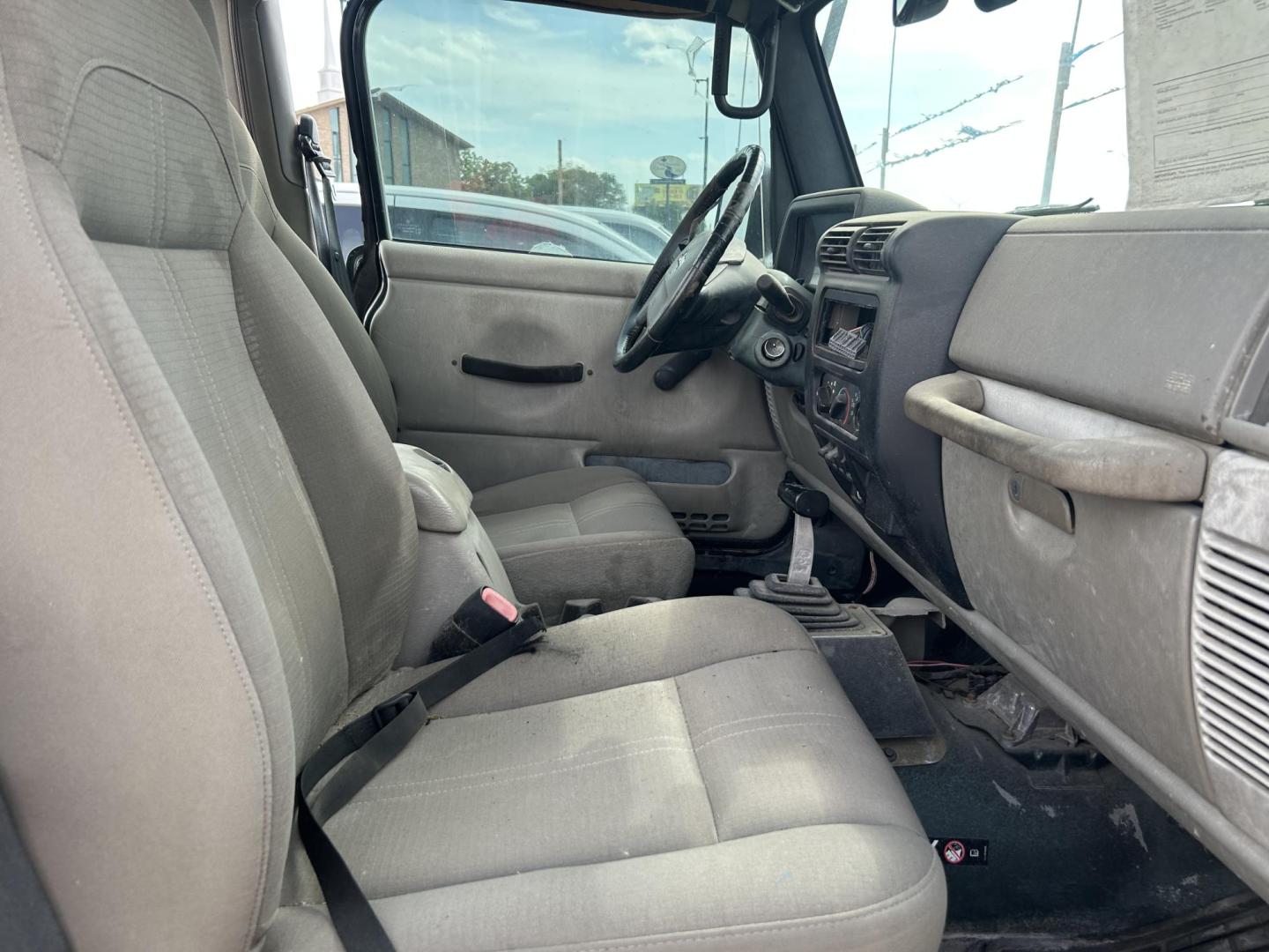 2004 Jeep Wrangler Sahara (1J4FA59S24P) with an 4.0L L6 OHV 12V engine, located at 1687 Business 35 S, New Braunfels, TX, 78130, (830) 625-7159, 29.655487, -98.051491 - Photo#6