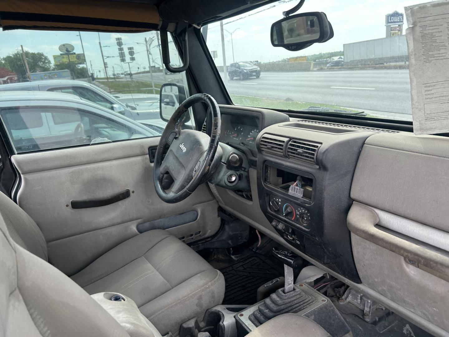 2004 Jeep Wrangler Sahara (1J4FA59S24P) with an 4.0L L6 OHV 12V engine, located at 1687 Business 35 S, New Braunfels, TX, 78130, (830) 625-7159, 29.655487, -98.051491 - Photo#7