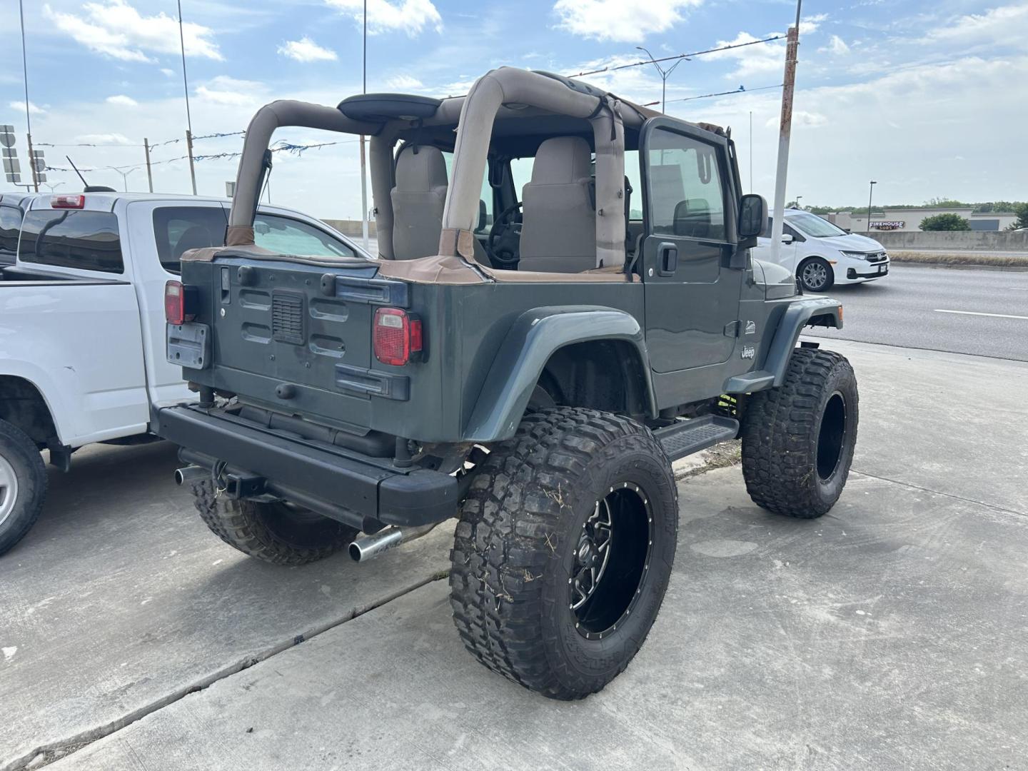 2004 Jeep Wrangler Sahara (1J4FA59S24P) with an 4.0L L6 OHV 12V engine, located at 1687 Business 35 S, New Braunfels, TX, 78130, (830) 625-7159, 29.655487, -98.051491 - Photo#2