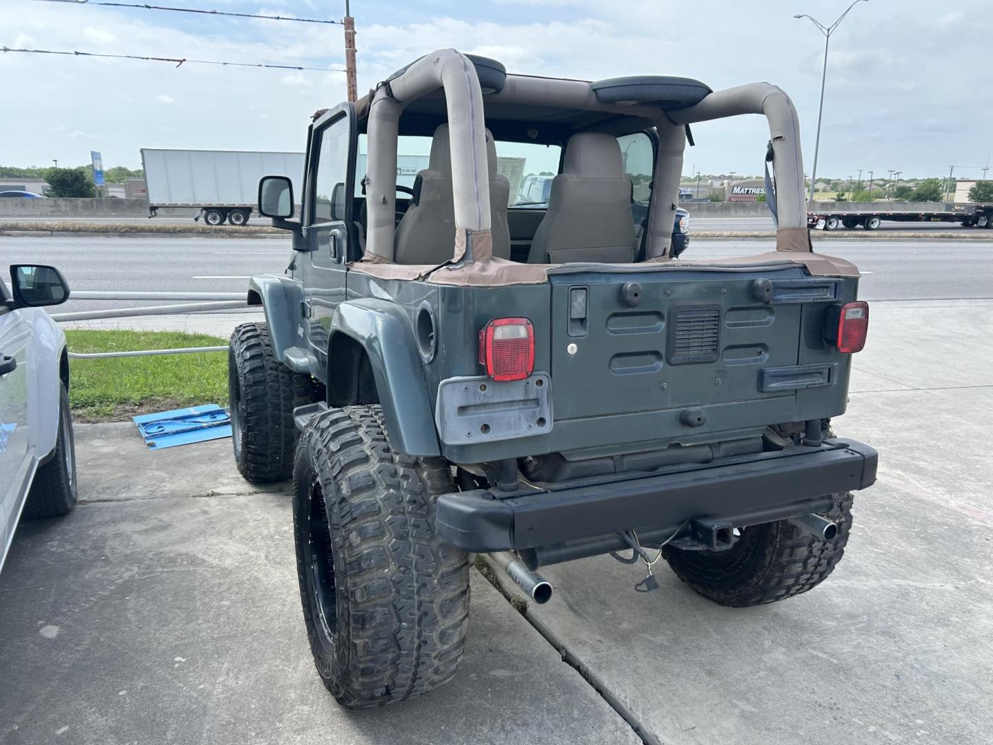 2004 Jeep Wrangler Sahara (1J4FA59S24P) with an 4.0L L6 OHV 12V engine, located at 1687 Business 35 S, New Braunfels, TX, 78130, (830) 625-7159, 29.655487, -98.051491 - Photo#1