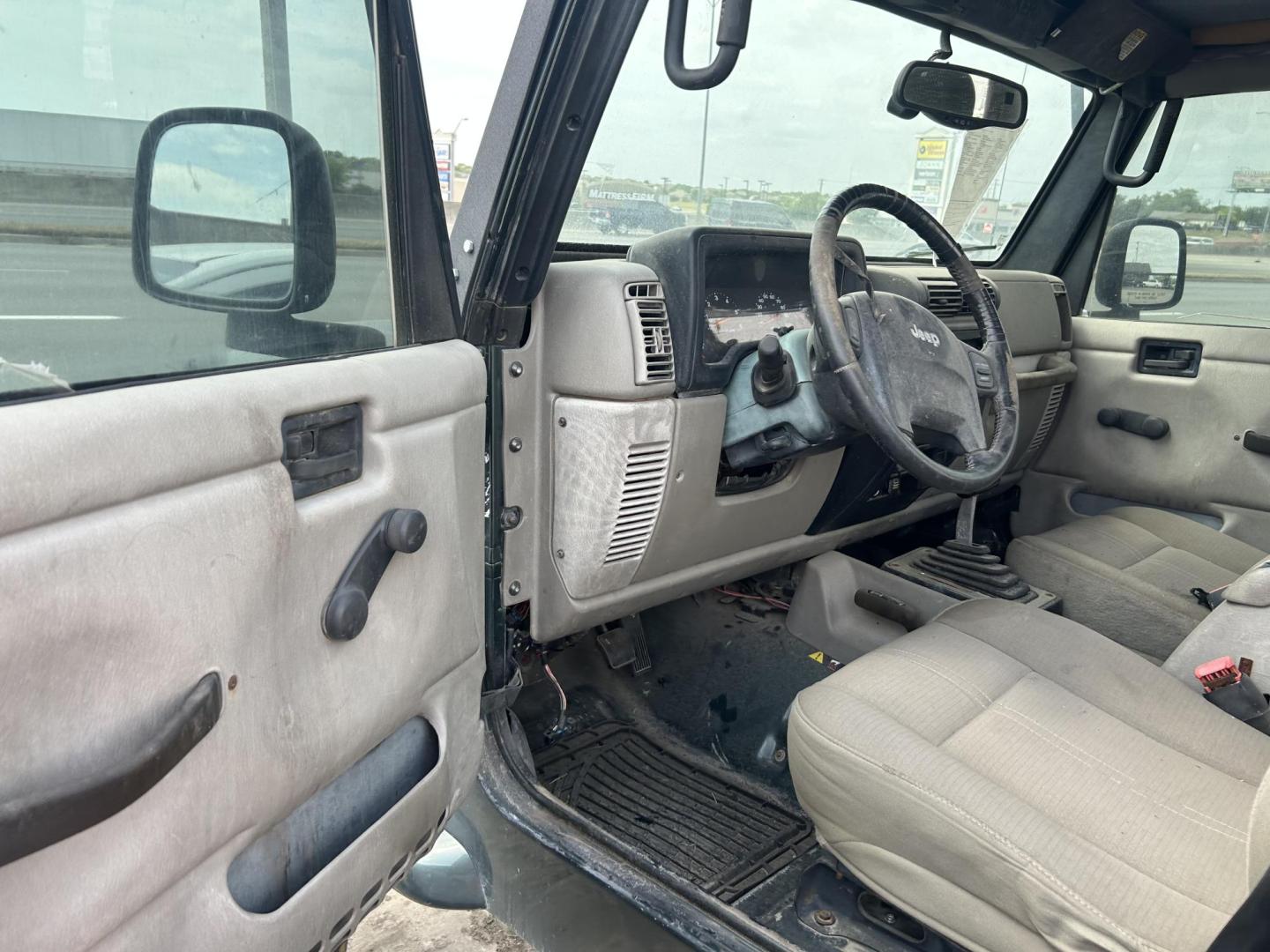 2004 Jeep Wrangler Sahara (1J4FA59S24P) with an 4.0L L6 OHV 12V engine, located at 1687 Business 35 S, New Braunfels, TX, 78130, (830) 625-7159, 29.655487, -98.051491 - Photo#4
