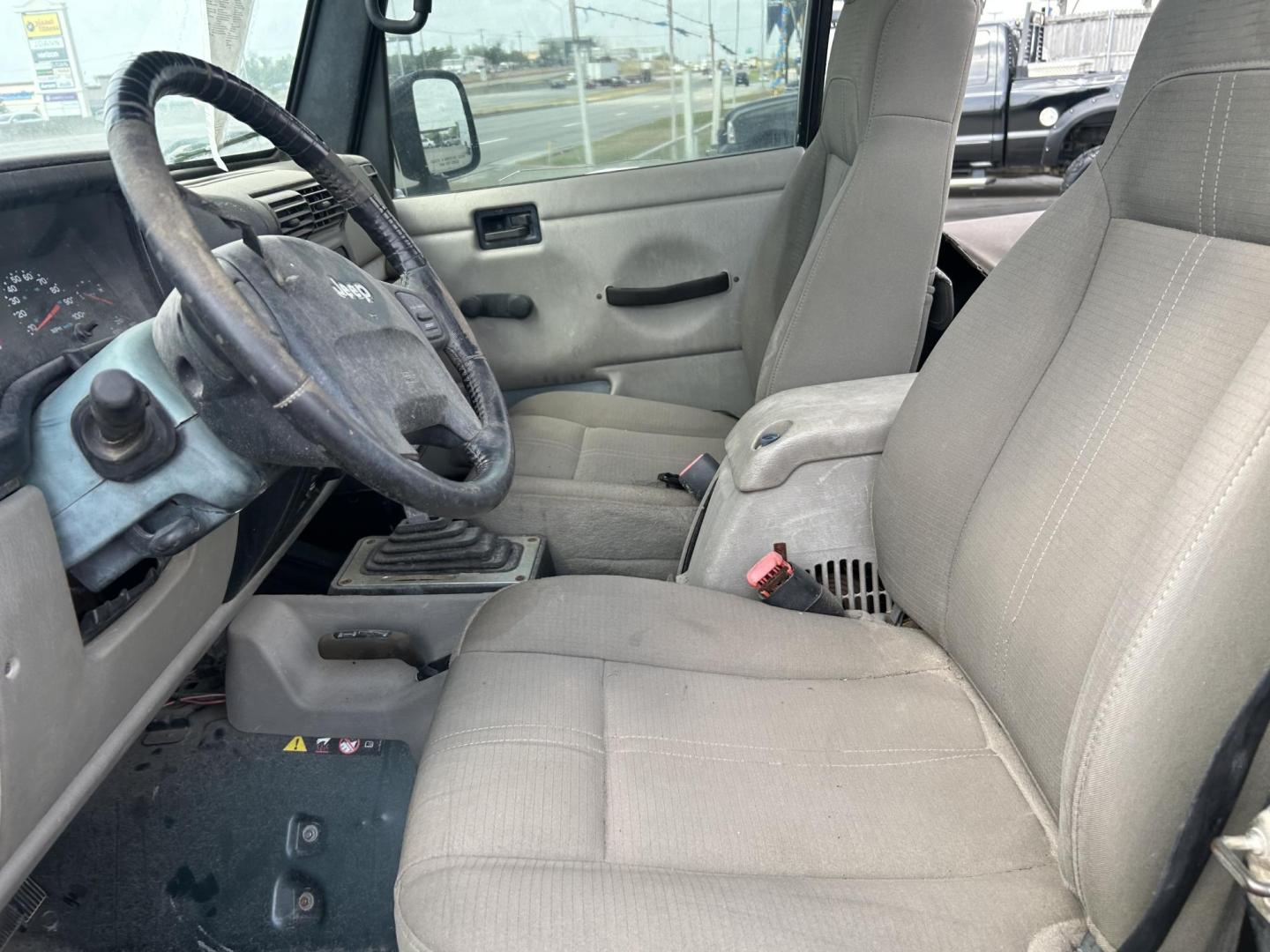 2004 Jeep Wrangler Sahara (1J4FA59S24P) with an 4.0L L6 OHV 12V engine, located at 1687 Business 35 S, New Braunfels, TX, 78130, (830) 625-7159, 29.655487, -98.051491 - Photo#5