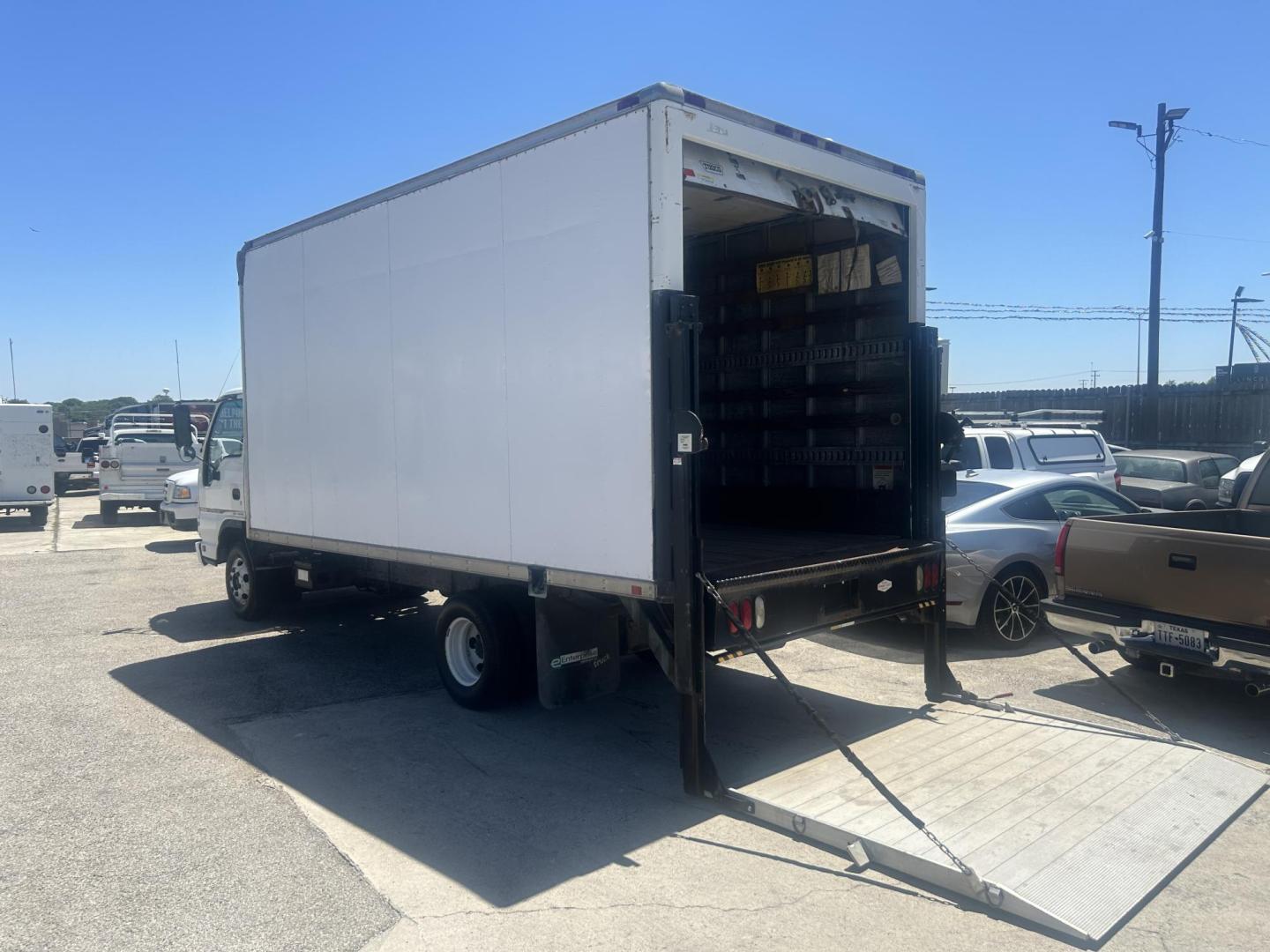 2007 White Isuzu NPR - (JALC4B16677) with an 5.2L L4 TURBO DIESEL engine, located at 1687 Business 35 S, New Braunfels, TX, 78130, (830) 625-7159, 29.655487, -98.051491 - Photo#10