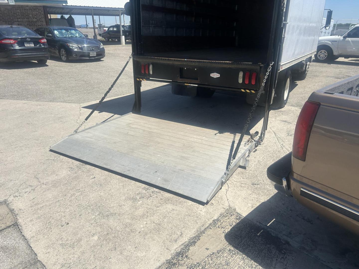 2007 White Isuzu NPR - (JALC4B16677) with an 5.2L L4 TURBO DIESEL engine, located at 1687 Business 35 S, New Braunfels, TX, 78130, (830) 625-7159, 29.655487, -98.051491 - Photo#6