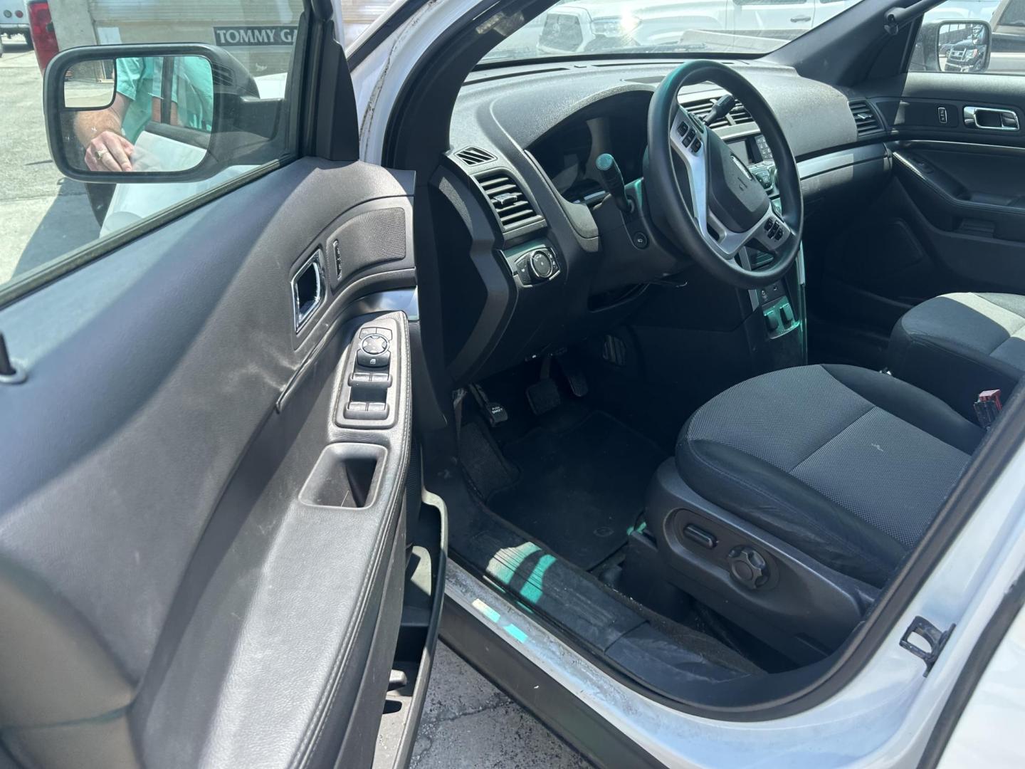 2014 White Ford Explorer Police 4WD (1FM5K8AR5EG) with an 3.7L V6 DOHC 24V engine, 6-Speed Automatic transmission, located at 1687 Business 35 S, New Braunfels, TX, 78130, (830) 625-7159, 29.655487, -98.051491 - Photo#10