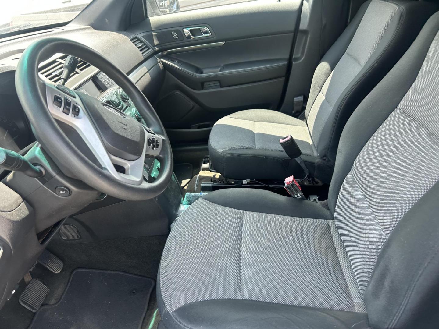 2014 White Ford Explorer Police 4WD (1FM5K8AR5EG) with an 3.7L V6 DOHC 24V engine, 6-Speed Automatic transmission, located at 1687 Business 35 S, New Braunfels, TX, 78130, (830) 625-7159, 29.655487, -98.051491 - Photo#11
