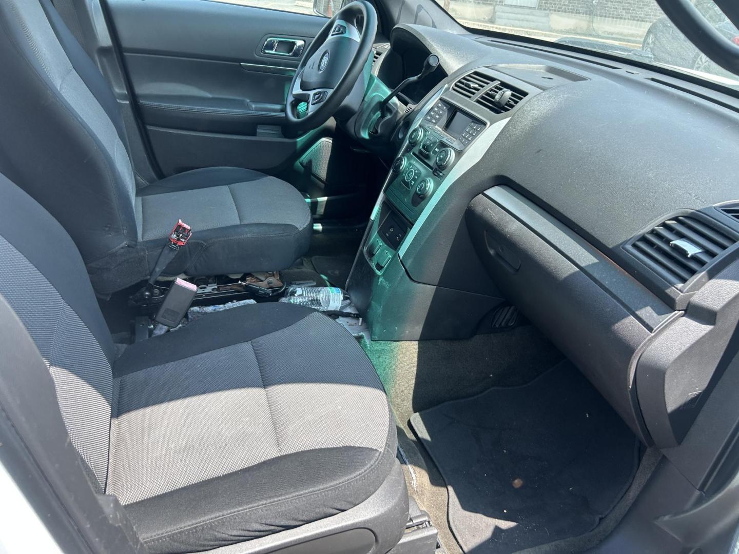 2014 White Ford Explorer Police 4WD (1FM5K8AR5EG) with an 3.7L V6 DOHC 24V engine, 6-Speed Automatic transmission, located at 1687 Business 35 S, New Braunfels, TX, 78130, (830) 625-7159, 29.655487, -98.051491 - Photo#2