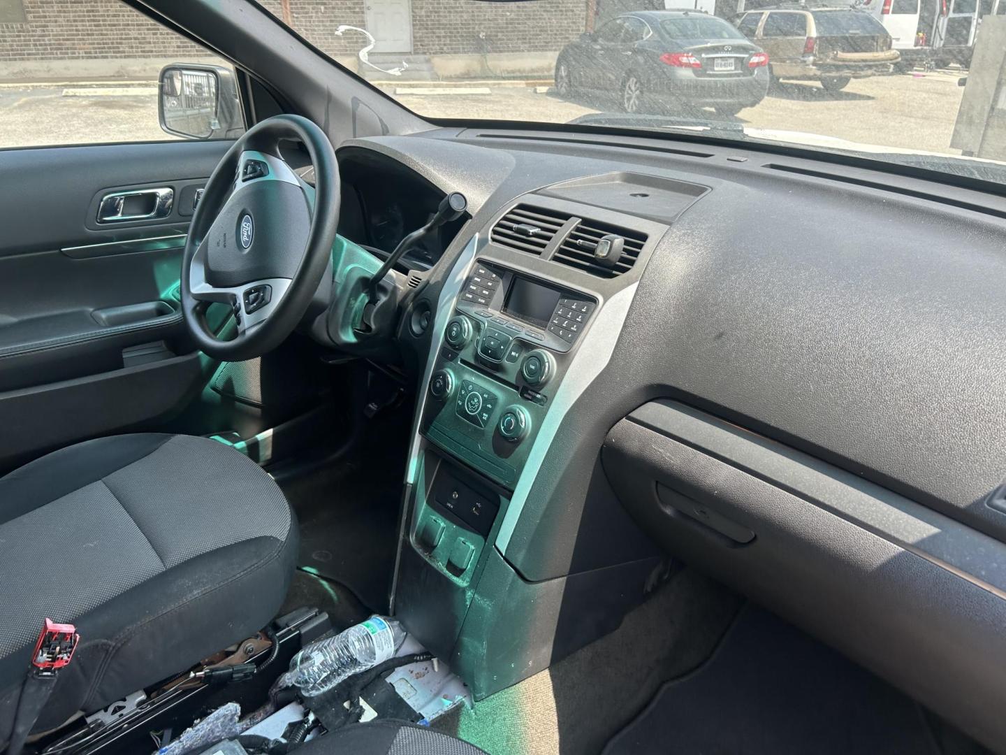 2014 White Ford Explorer Police 4WD (1FM5K8AR5EG) with an 3.7L V6 DOHC 24V engine, 6-Speed Automatic transmission, located at 1687 Business 35 S, New Braunfels, TX, 78130, (830) 625-7159, 29.655487, -98.051491 - Photo#3
