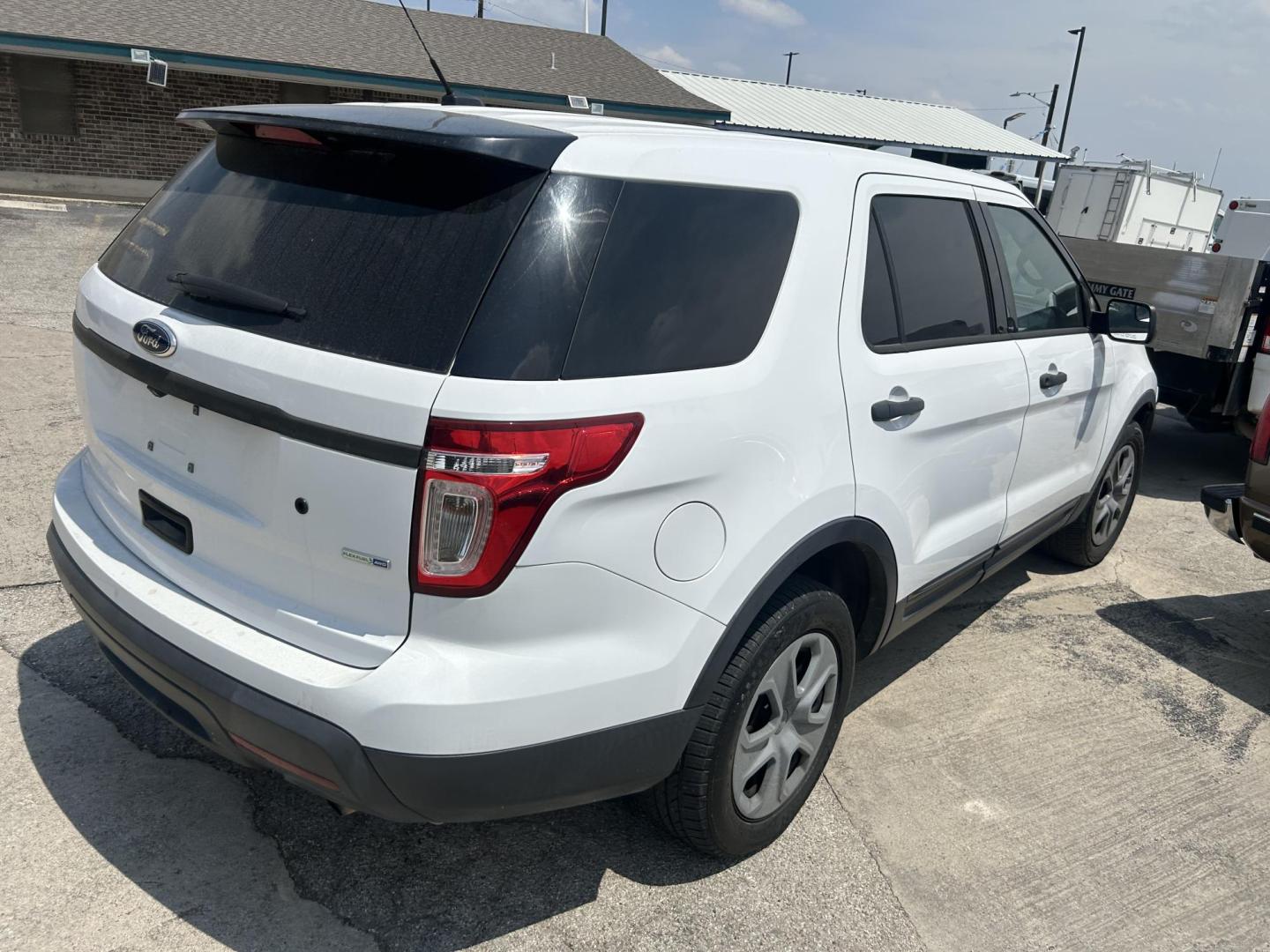 2014 White Ford Explorer Police 4WD (1FM5K8AR5EG) with an 3.7L V6 DOHC 24V engine, 6-Speed Automatic transmission, located at 1687 Business 35 S, New Braunfels, TX, 78130, (830) 625-7159, 29.655487, -98.051491 - Photo#6