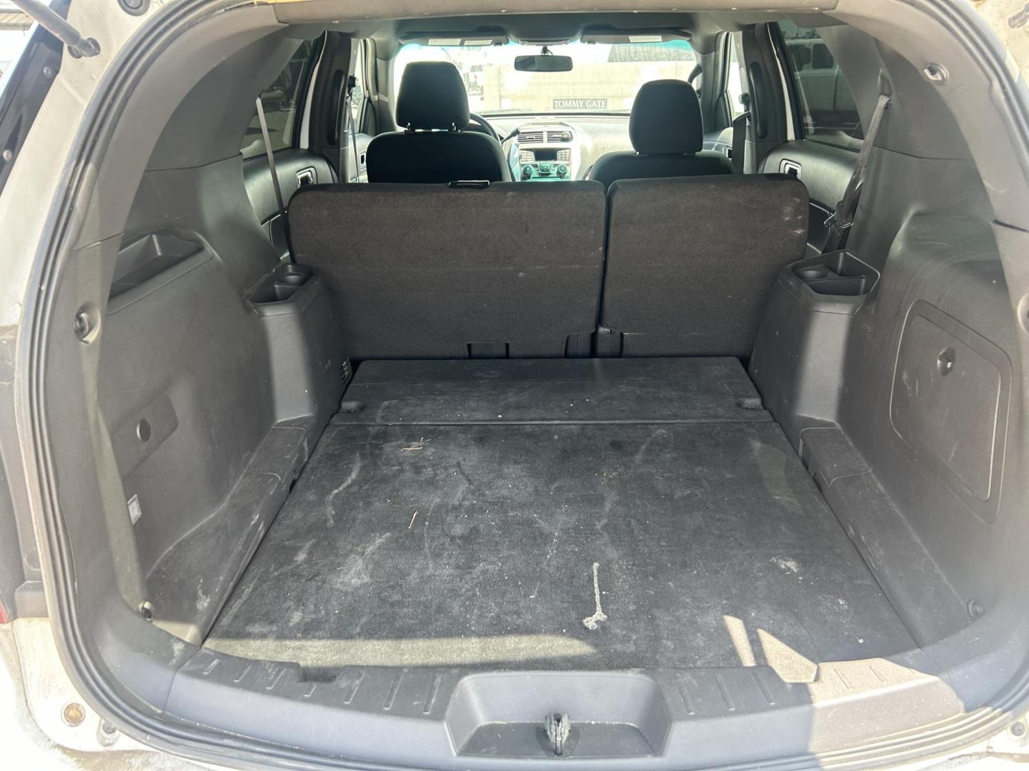2014 White Ford Explorer Police 4WD (1FM5K8AR5EG) with an 3.7L V6 DOHC 24V engine, 6-Speed Automatic transmission, located at 1687 Business 35 S, New Braunfels, TX, 78130, (830) 625-7159, 29.655487, -98.051491 - Photo#7