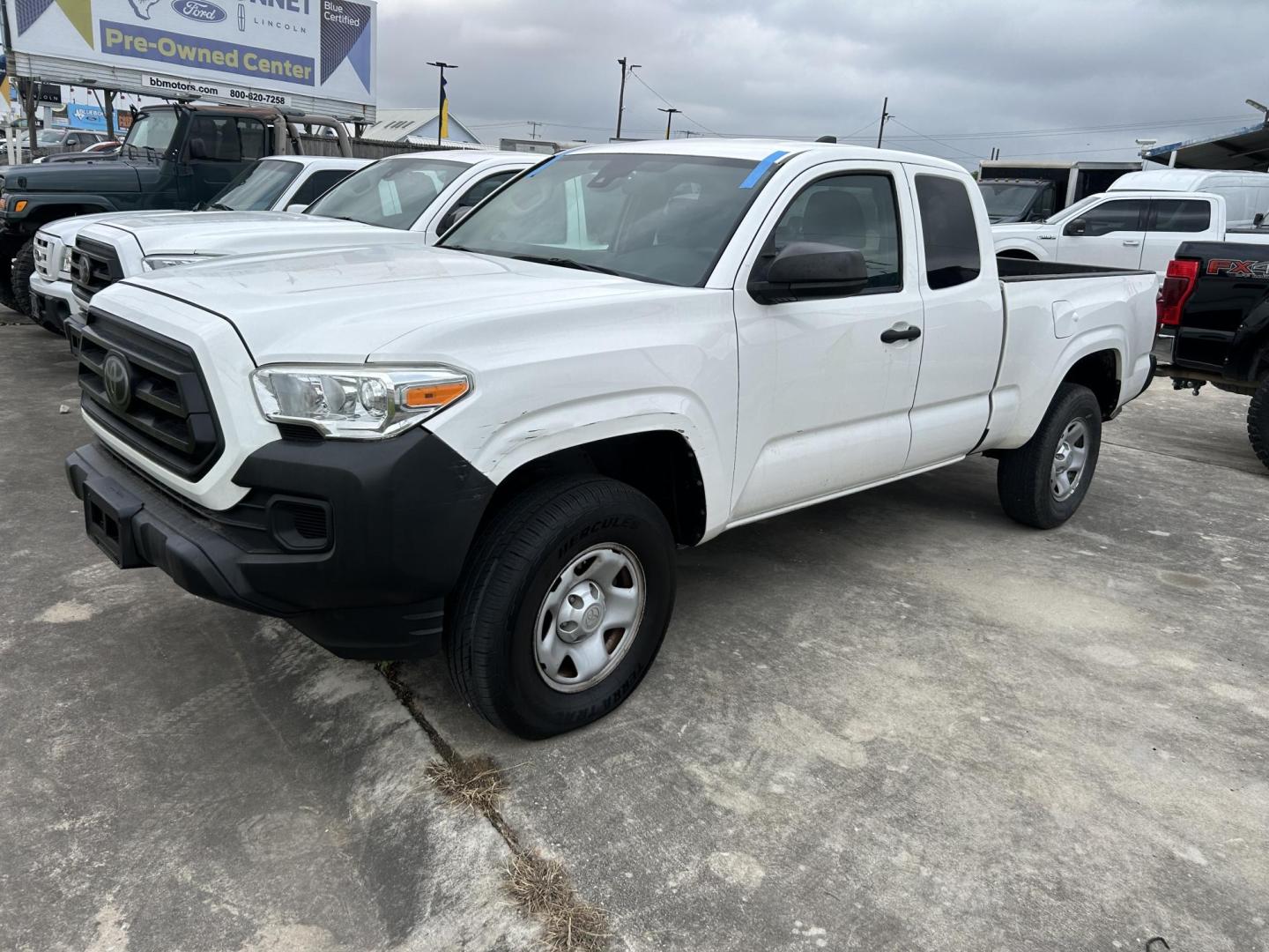 2020 White Toyota Tacoma SR5 Access Cab I4 6AT 2WD (3TYRX5GN6LT) with an 2.7L L4 DOHC 16V engine, 6A transmission, located at 1687 Business 35 S, New Braunfels, TX, 78130, (830) 625-7159, 29.655487, -98.051491 - Photo#0