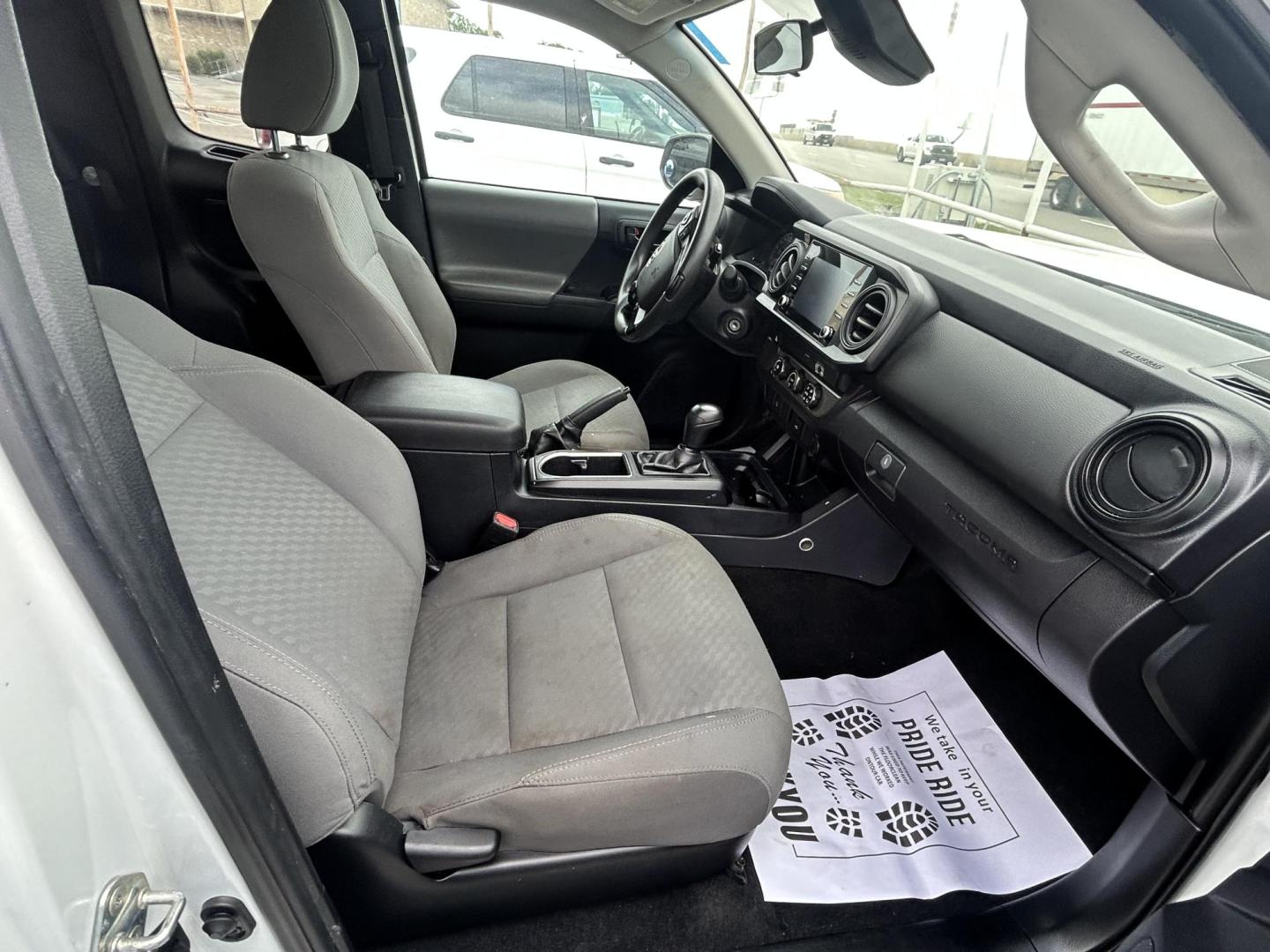 2020 White Toyota Tacoma SR5 Access Cab I4 6AT 2WD (3TYRX5GN6LT) with an 2.7L L4 DOHC 16V engine, 6A transmission, located at 1687 Business 35 S, New Braunfels, TX, 78130, (830) 625-7159, 29.655487, -98.051491 - Photo#1