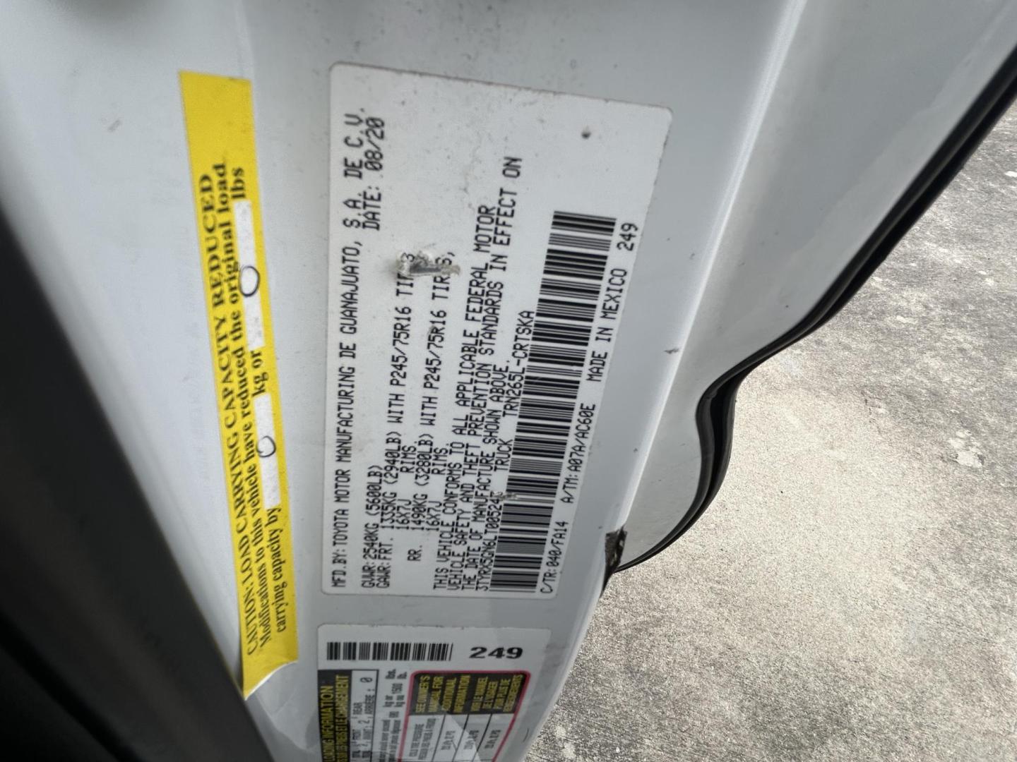 2020 White Toyota Tacoma SR5 Access Cab I4 6AT 2WD (3TYRX5GN6LT) with an 2.7L L4 DOHC 16V engine, 6A transmission, located at 1687 Business 35 S, New Braunfels, TX, 78130, (830) 625-7159, 29.655487, -98.051491 - Photo#10