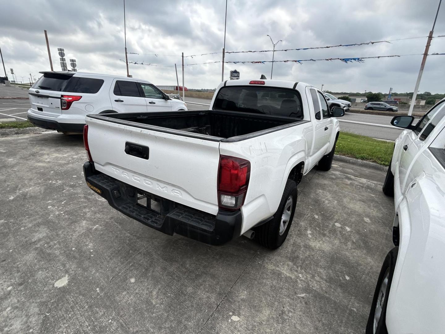 2020 White Toyota Tacoma SR5 Access Cab I4 6AT 2WD (3TYRX5GN6LT) with an 2.7L L4 DOHC 16V engine, 6A transmission, located at 1687 Business 35 S, New Braunfels, TX, 78130, (830) 625-7159, 29.655487, -98.051491 - Photo#4