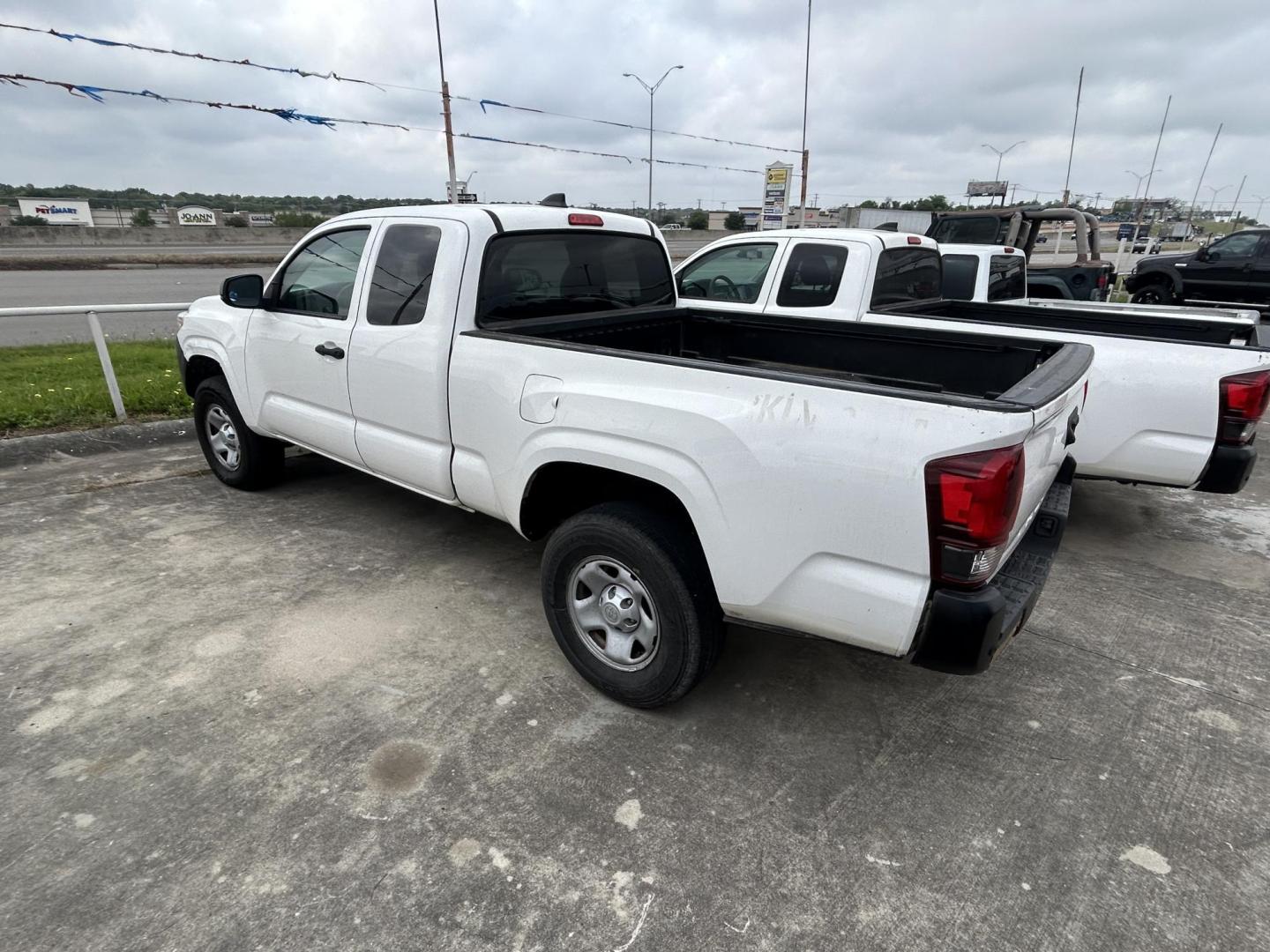 2020 White Toyota Tacoma SR5 Access Cab I4 6AT 2WD (3TYRX5GN6LT) with an 2.7L L4 DOHC 16V engine, 6A transmission, located at 1687 Business 35 S, New Braunfels, TX, 78130, (830) 625-7159, 29.655487, -98.051491 - Photo#5