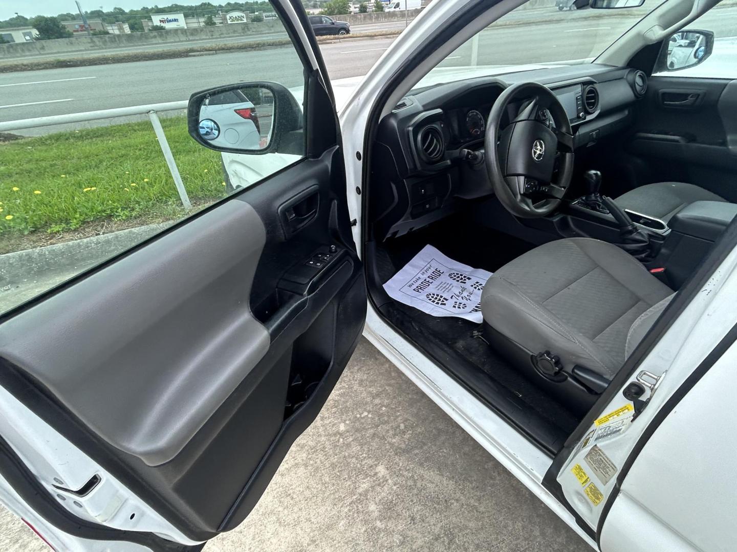 2020 White Toyota Tacoma SR5 Access Cab I4 6AT 2WD (3TYRX5GN6LT) with an 2.7L L4 DOHC 16V engine, 6A transmission, located at 1687 Business 35 S, New Braunfels, TX, 78130, (830) 625-7159, 29.655487, -98.051491 - Photo#6