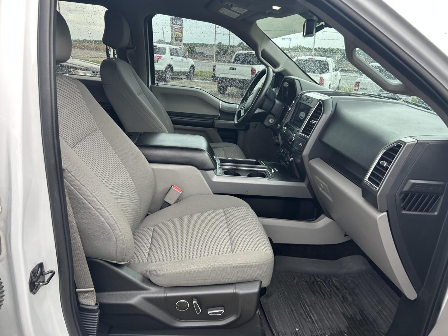 2017 White Ford F-150 XL SuperCrew 6.5-ft. Bed 4WD (1FTFW1EFXHF) with an 5.0L V8 engine, 6A transmission, located at 1687 Business 35 S, New Braunfels, TX, 78130, (830) 625-7159, 29.655487, -98.051491 - Photo#6