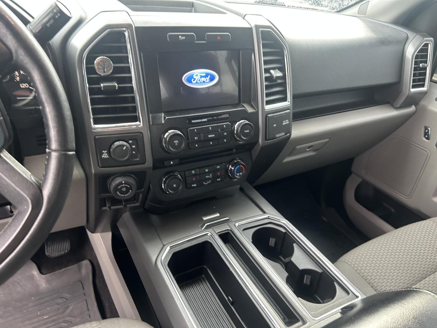 2017 White Ford F-150 XL SuperCrew 6.5-ft. Bed 4WD (1FTFW1EFXHF) with an 5.0L V8 engine, 6A transmission, located at 1687 Business 35 S, New Braunfels, TX, 78130, (830) 625-7159, 29.655487, -98.051491 - Photo#12