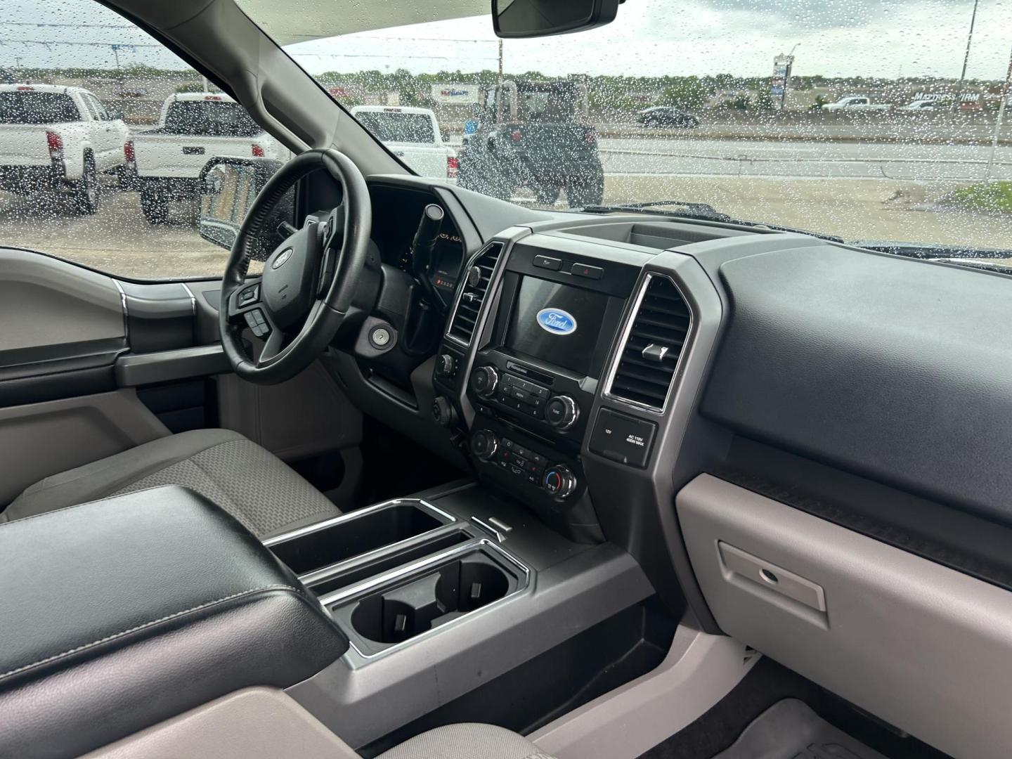 2017 White Ford F-150 XL SuperCrew 6.5-ft. Bed 4WD (1FTFW1EFXHF) with an 5.0L V8 engine, 6A transmission, located at 1687 Business 35 S, New Braunfels, TX, 78130, (830) 625-7159, 29.655487, -98.051491 - Photo#10