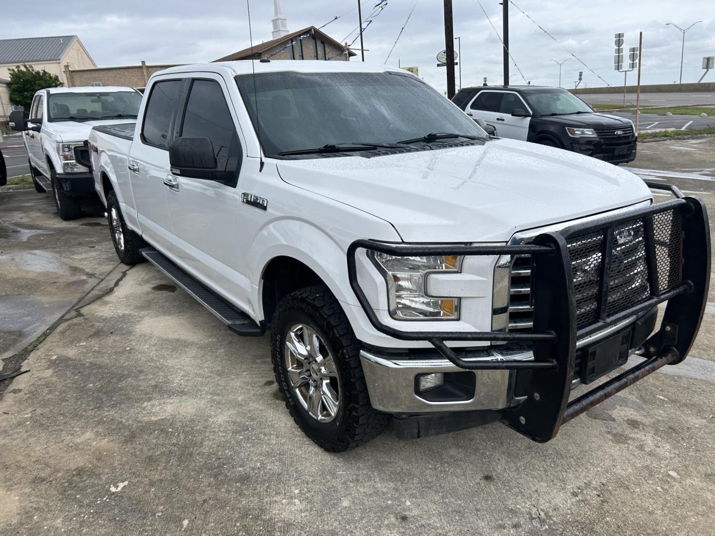 2017 White Ford F-150 XL SuperCrew 6.5-ft. Bed 4WD (1FTFW1EFXHF) with an 5.0L V8 engine, 6A transmission, located at 1687 Business 35 S, New Braunfels, TX, 78130, (830) 625-7159, 29.655487, -98.051491 - Photo#3