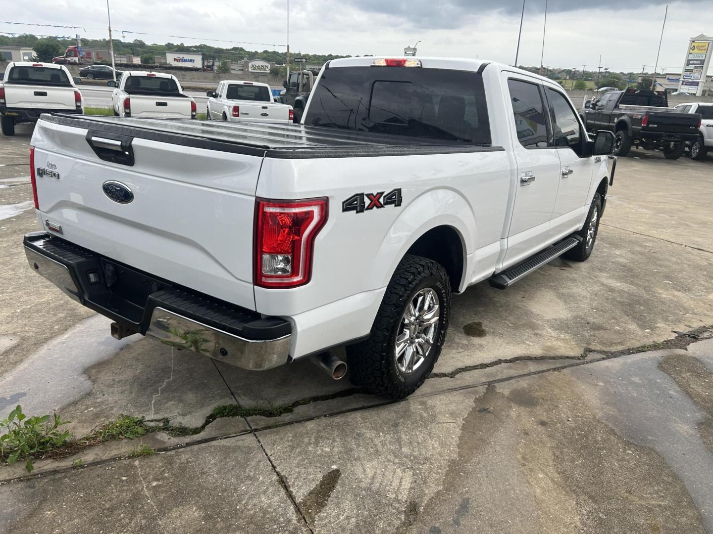 2017 White Ford F-150 XL SuperCrew 6.5-ft. Bed 4WD (1FTFW1EFXHF) with an 5.0L V8 engine, 6A transmission, located at 1687 Business 35 S, New Braunfels, TX, 78130, (830) 625-7159, 29.655487, -98.051491 - Photo#2