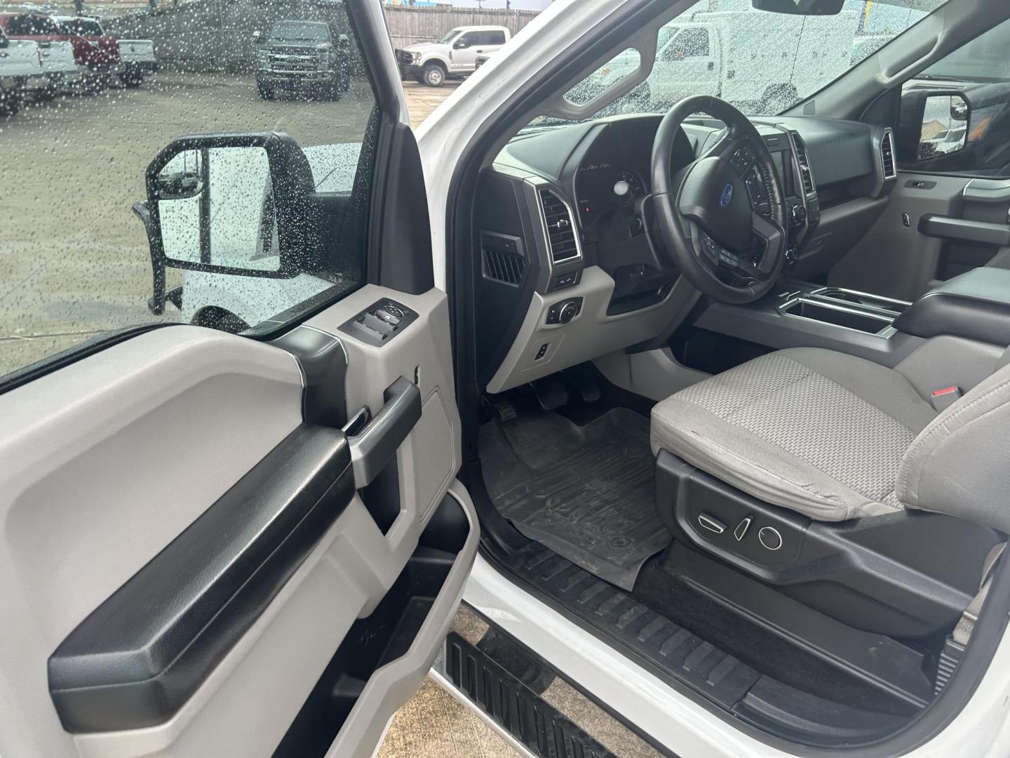 2017 White Ford F-150 XL SuperCrew 6.5-ft. Bed 4WD (1FTFW1EFXHF) with an 5.0L V8 engine, 6A transmission, located at 1687 Business 35 S, New Braunfels, TX, 78130, (830) 625-7159, 29.655487, -98.051491 - Photo#4