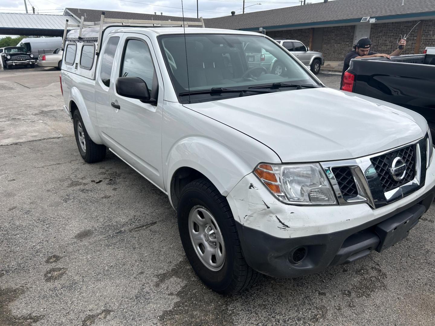 2021 White Nissan Frontier S King Cab 2WD (1N6ED0CE4MN) with an 3.8L V6 DOHC 24V engine, 9A transmission, located at 1687 Business 35 S, New Braunfels, TX, 78130, (830) 625-7159, 29.655487, -98.051491 - Photo#3