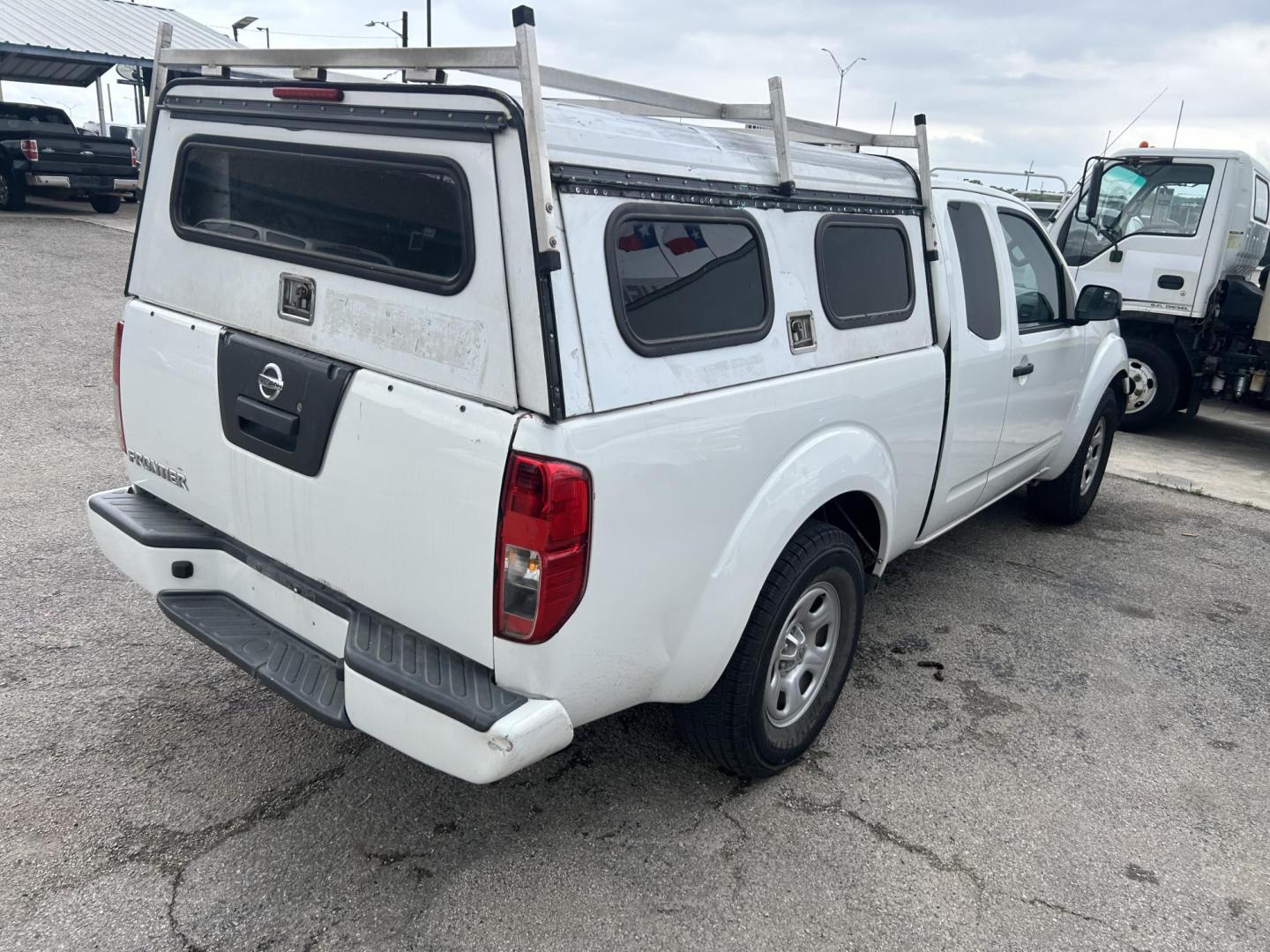2021 White Nissan Frontier S King Cab 2WD (1N6ED0CE4MN) with an 3.8L V6 DOHC 24V engine, 9A transmission, located at 1687 Business 35 S, New Braunfels, TX, 78130, (830) 625-7159, 29.655487, -98.051491 - Photo#2