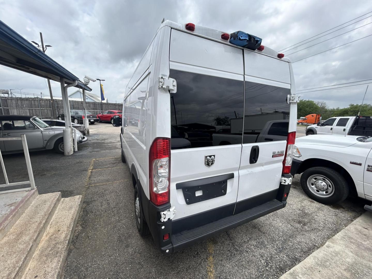2020 White RAM Promaster 2500 High Roof Tradesman 136-in. WB (3C6TRVCG9LE) with an 3.6L V6 engine, 6A transmission, located at 1687 Business 35 S, New Braunfels, TX, 78130, (830) 625-7159, 29.655487, -98.051491 - Photo#10