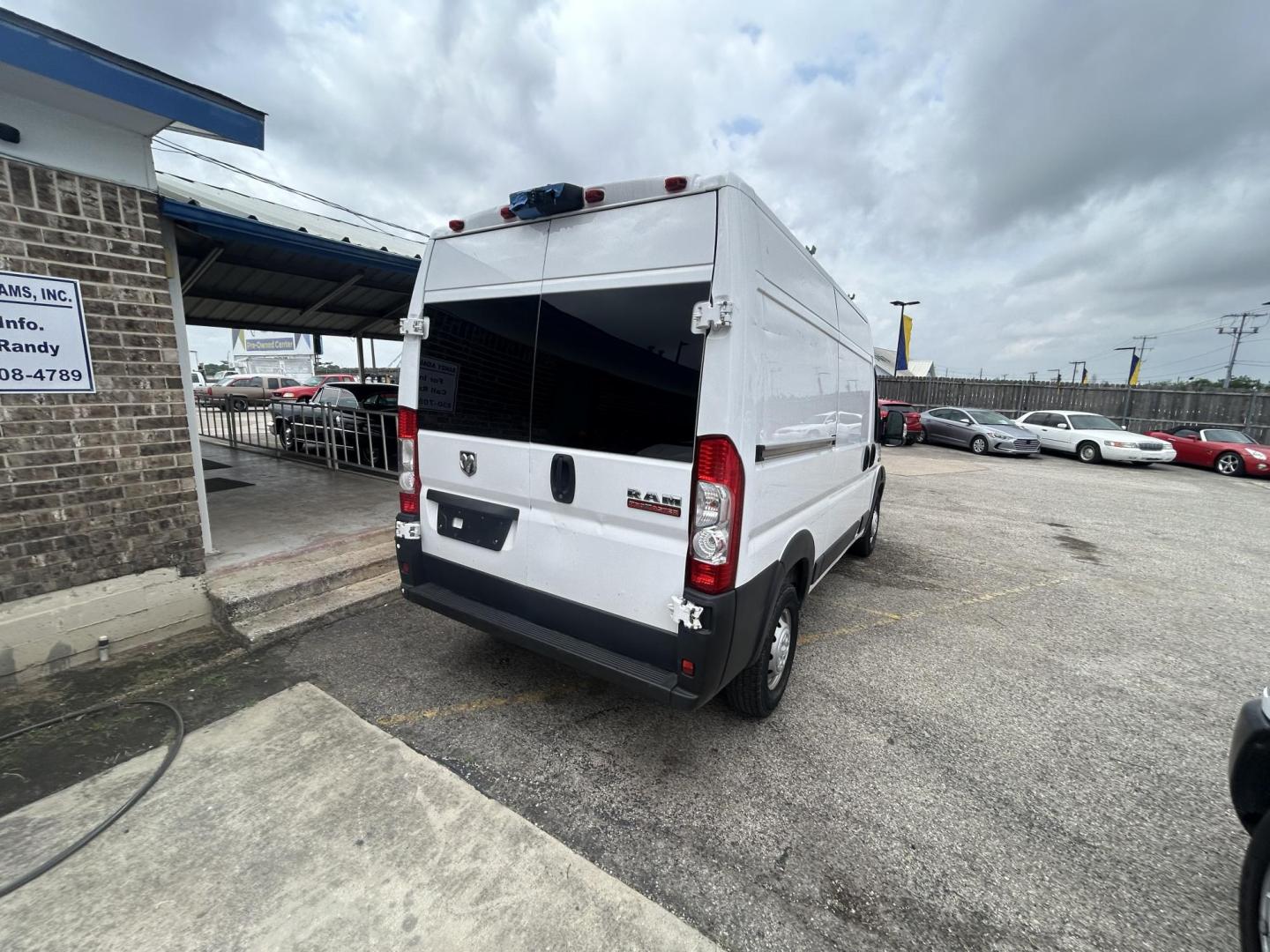 2020 White RAM Promaster 2500 High Roof Tradesman 136-in. WB (3C6TRVCG9LE) with an 3.6L V6 engine, 6A transmission, located at 1687 Business 35 S, New Braunfels, TX, 78130, (830) 625-7159, 29.655487, -98.051491 - Photo#7