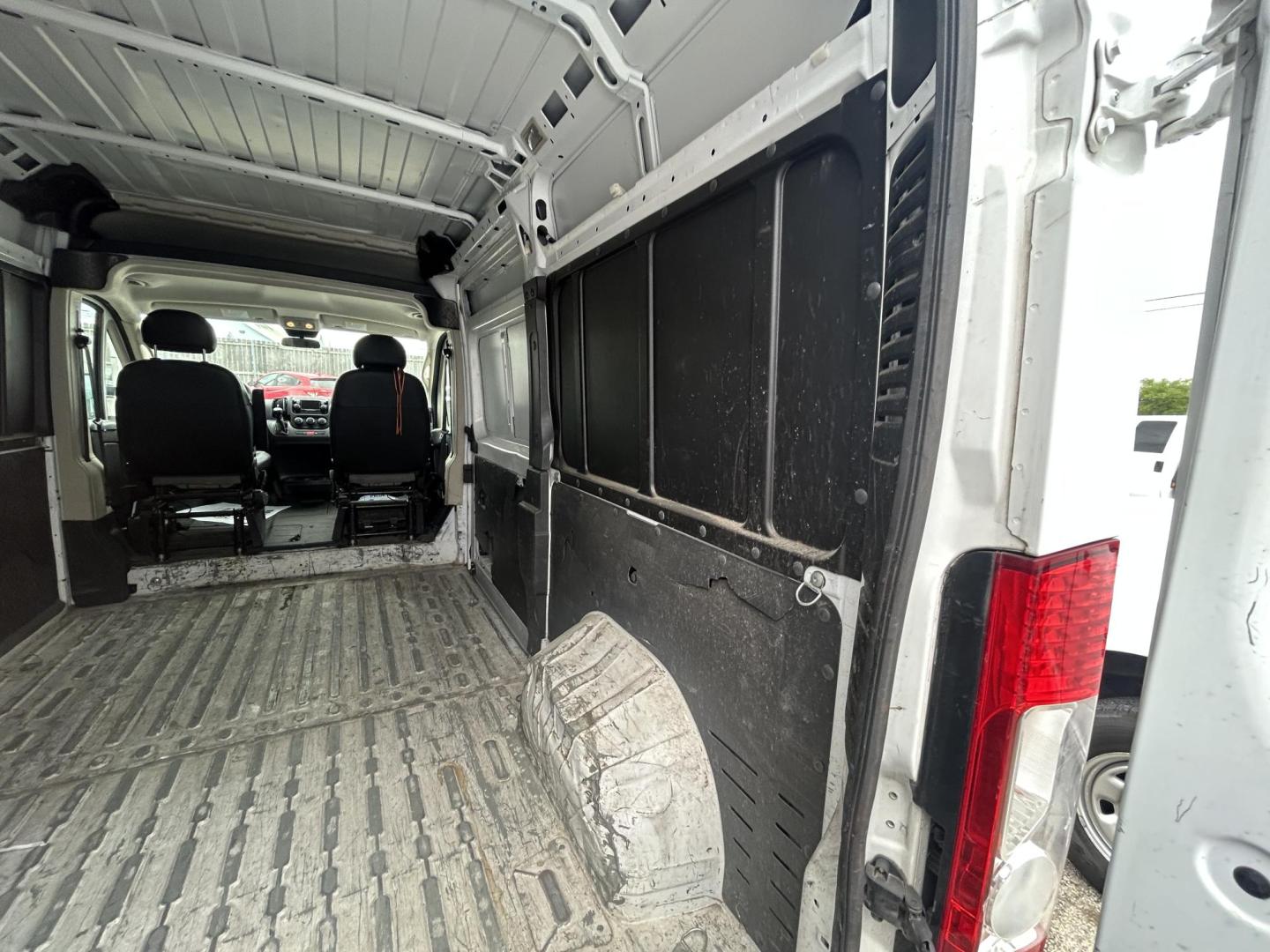 2020 White RAM Promaster 2500 High Roof Tradesman 136-in. WB (3C6TRVCG9LE) with an 3.6L V6 engine, 6A transmission, located at 1687 Business 35 S, New Braunfels, TX, 78130, (830) 625-7159, 29.655487, -98.051491 - Photo#8