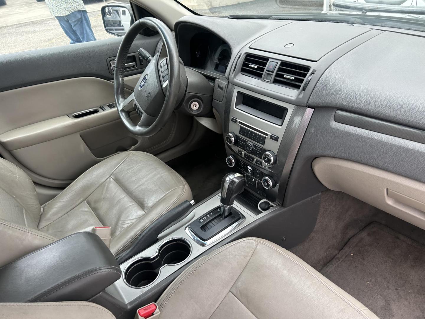 2012 Ford Fusion SEL (3FAHP0JG5CR) with an 3.0L V6 DOHC 24V engine, located at 1687 Business 35 S, New Braunfels, TX, 78130, (830) 625-7159, 29.655487, -98.051491 - Photo#3
