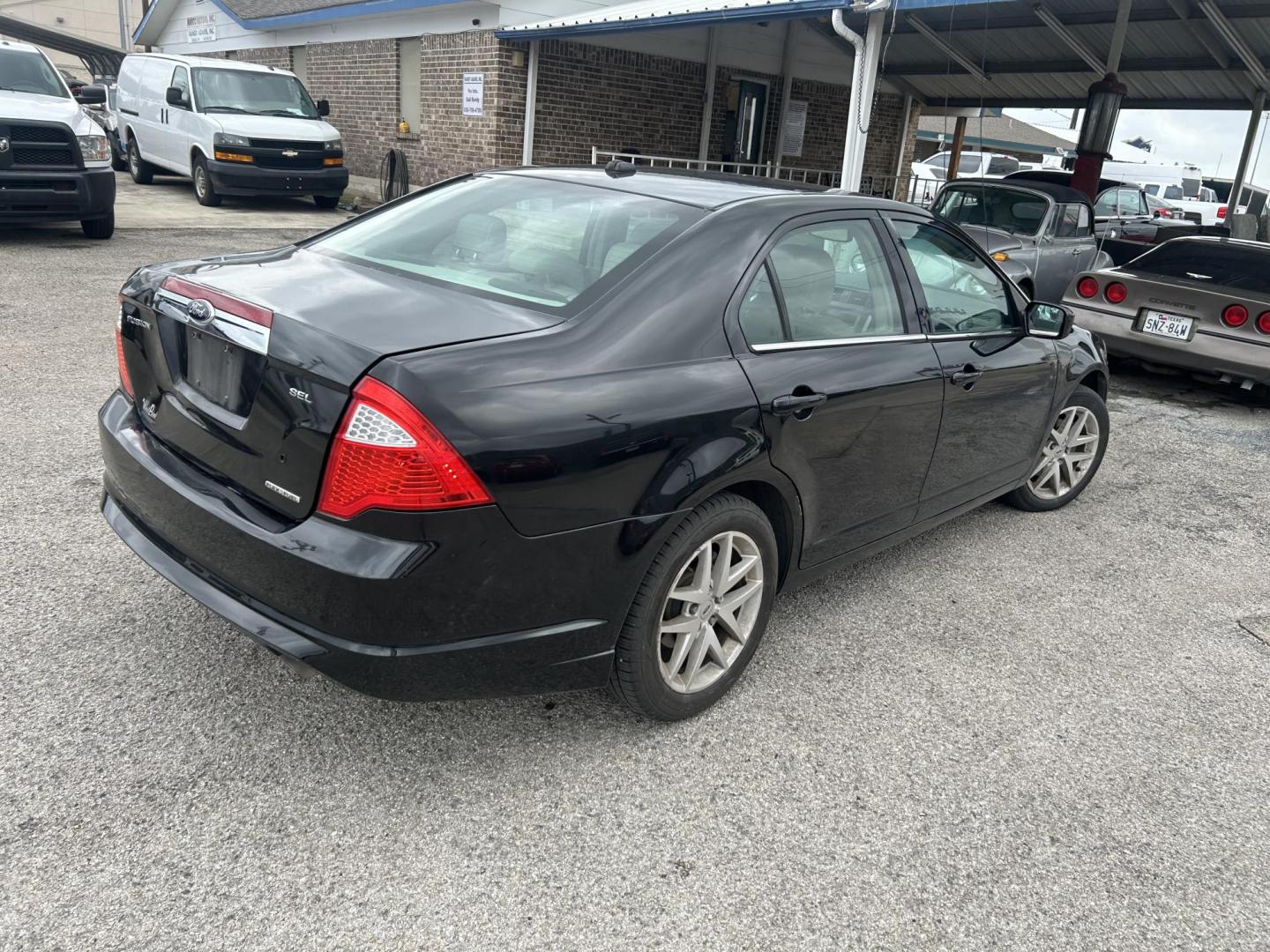 2012 Ford Fusion SEL (3FAHP0JG5CR) with an 3.0L V6 DOHC 24V engine, located at 1687 Business 35 S, New Braunfels, TX, 78130, (830) 625-7159, 29.655487, -98.051491 - Photo#6