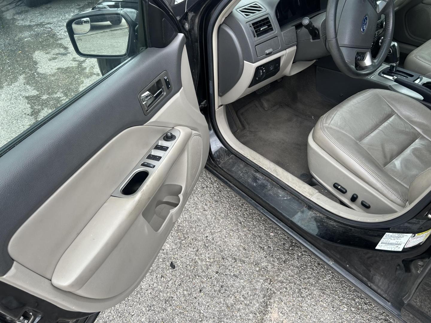 2012 Ford Fusion SEL (3FAHP0JG5CR) with an 3.0L V6 DOHC 24V engine, located at 1687 Business 35 S, New Braunfels, TX, 78130, (830) 625-7159, 29.655487, -98.051491 - Photo#9